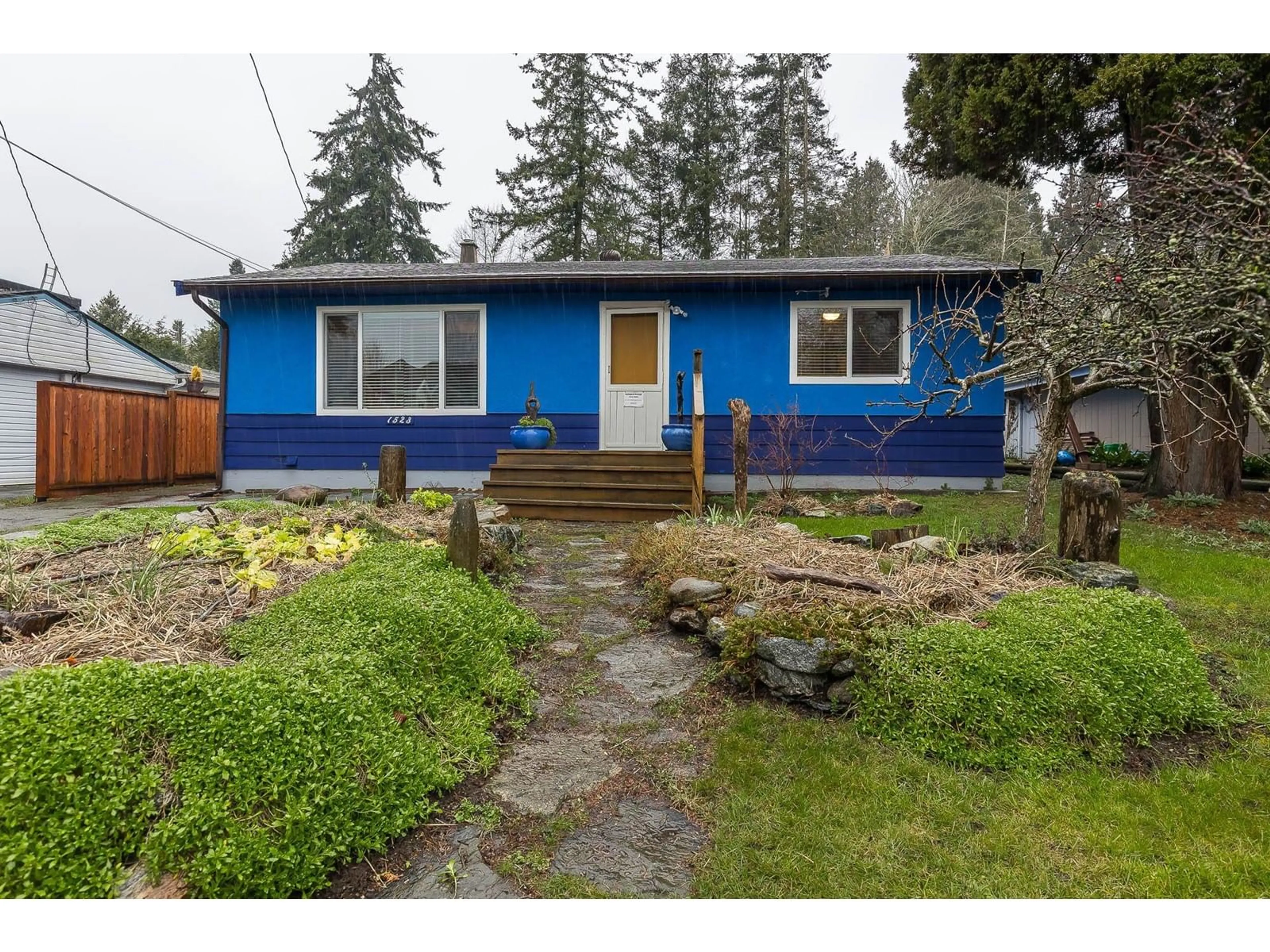 Home with vinyl exterior material, street for 1523 STAYTE ROAD, White Rock British Columbia V4B4Z4