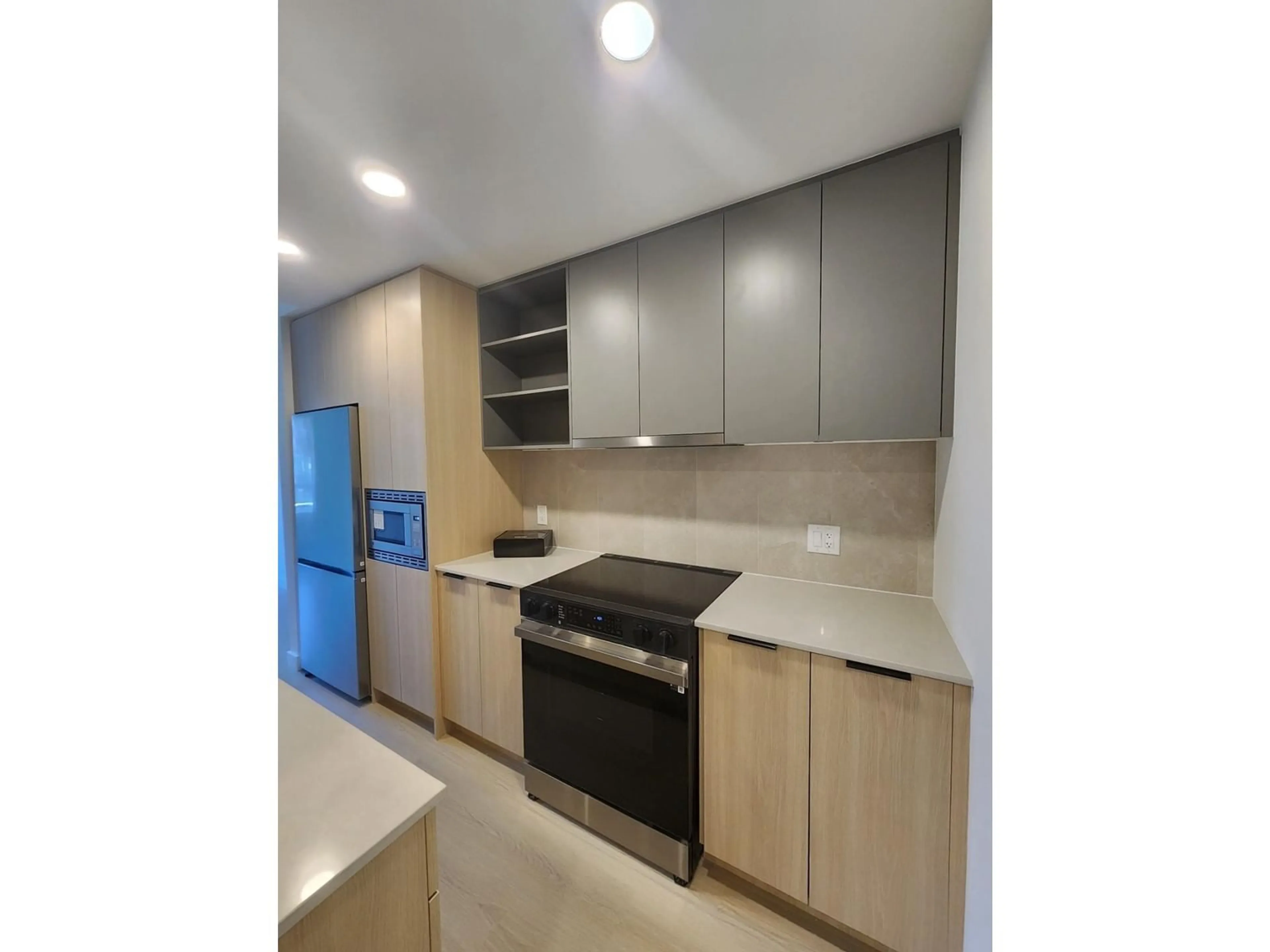 Standard kitchen, unknown for 102 - 13439 94A, Surrey British Columbia V3V0G9