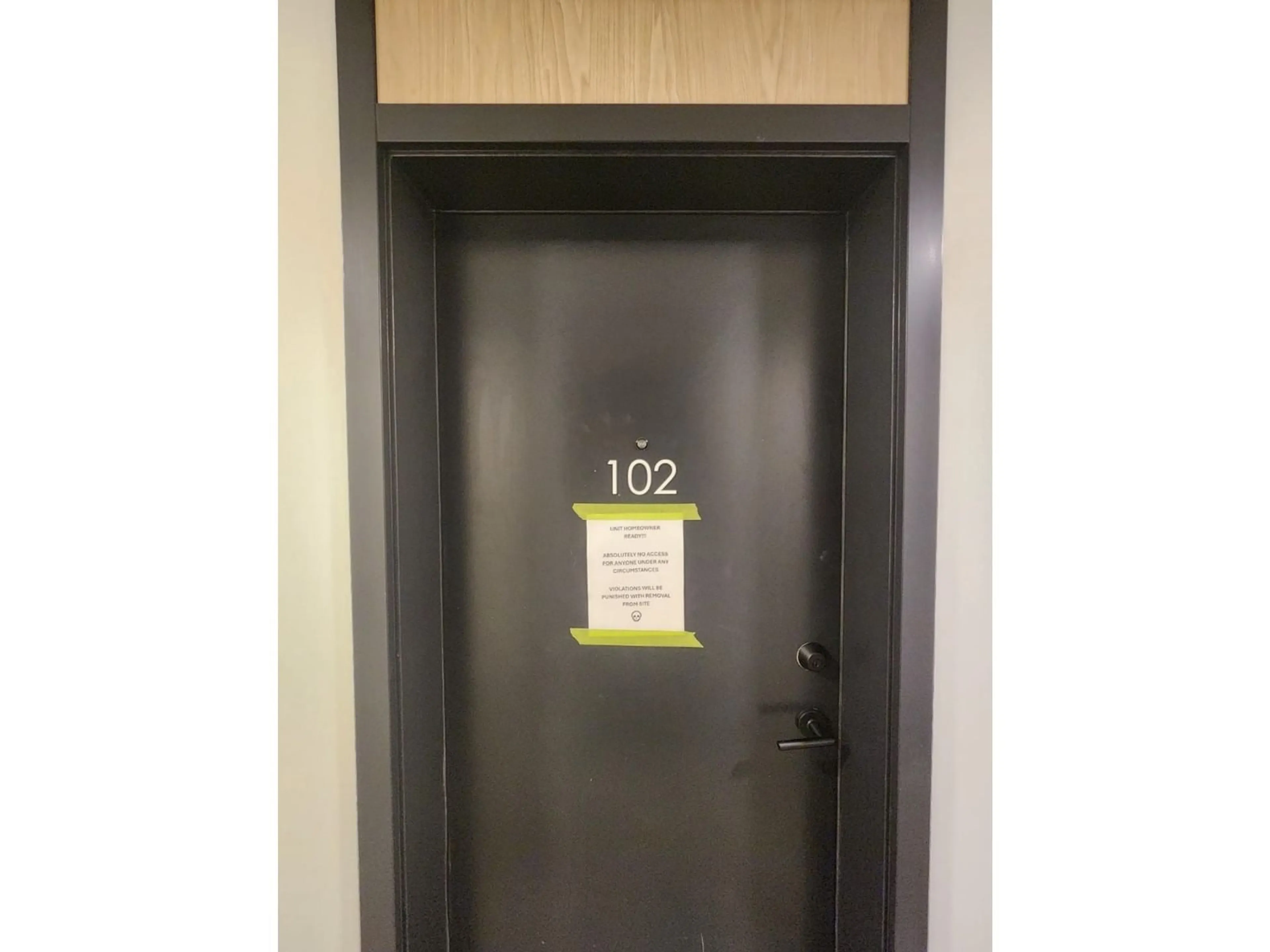 Indoor foyer for 102 - 13439 94A, Surrey British Columbia V3V0G9