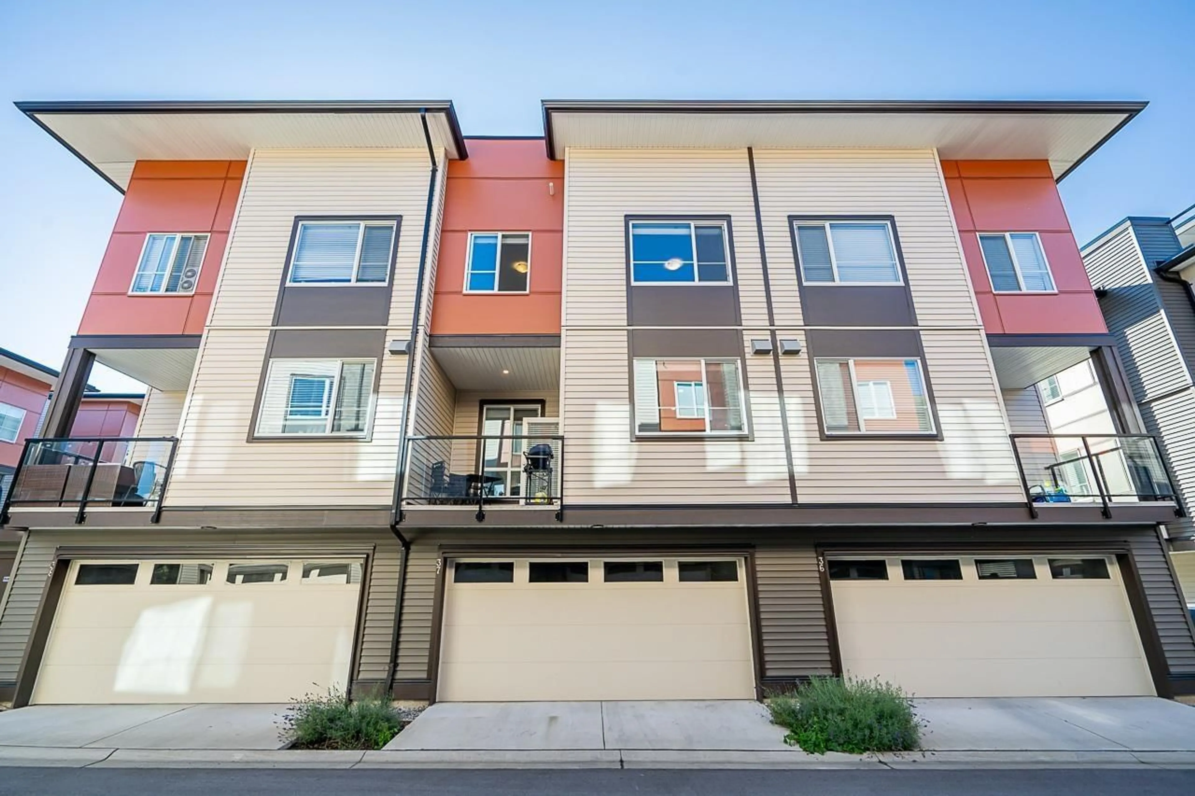 Home with vinyl exterior material, street for 37 - 7288 188, Surrey British Columbia V4N6W3