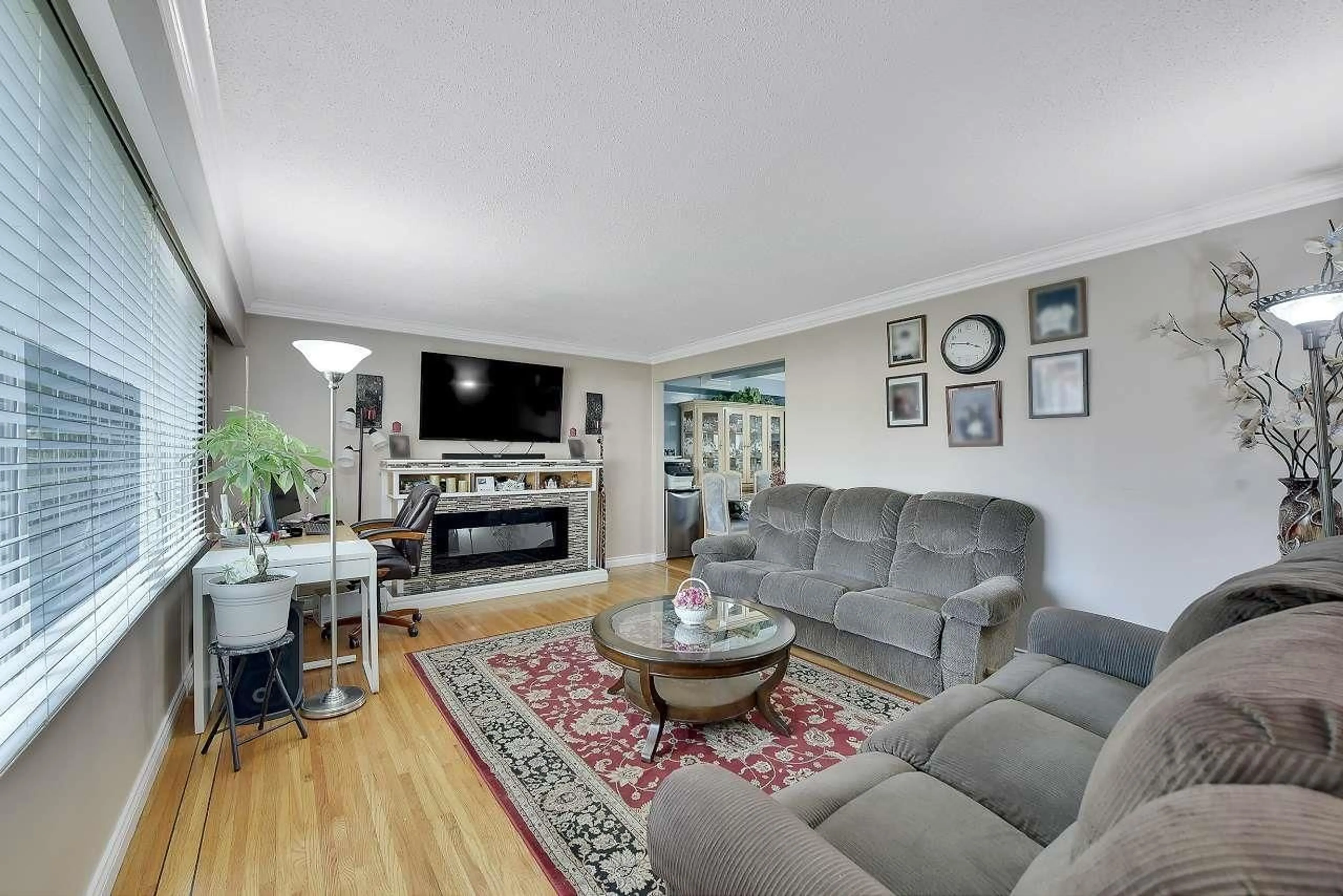 Living room with furniture, unknown for 10017 129 STREET, Surrey British Columbia V3T3G6