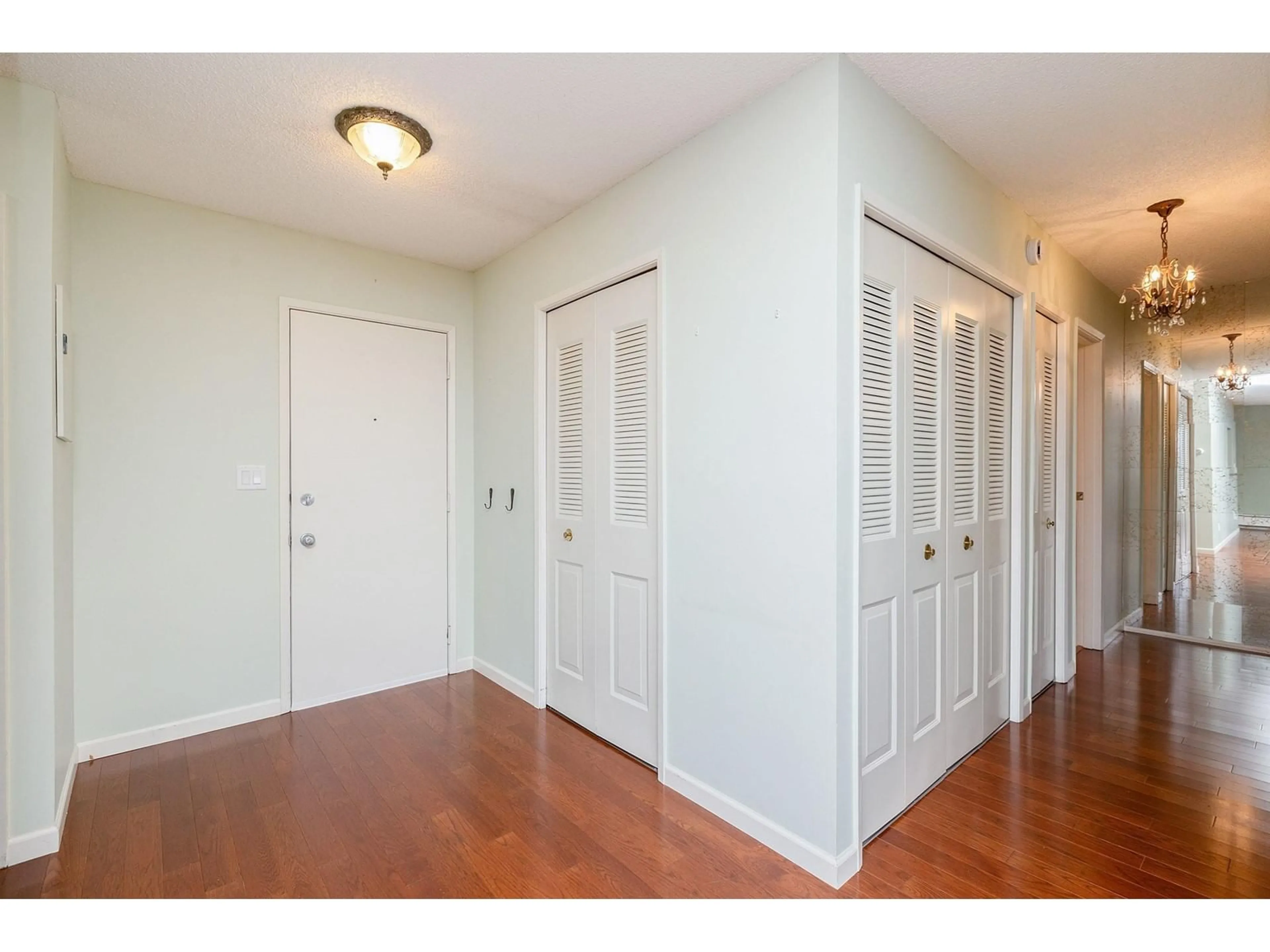 Indoor entryway for 304 1437 FOSTER STREET, White Rock British Columbia V4B3X6