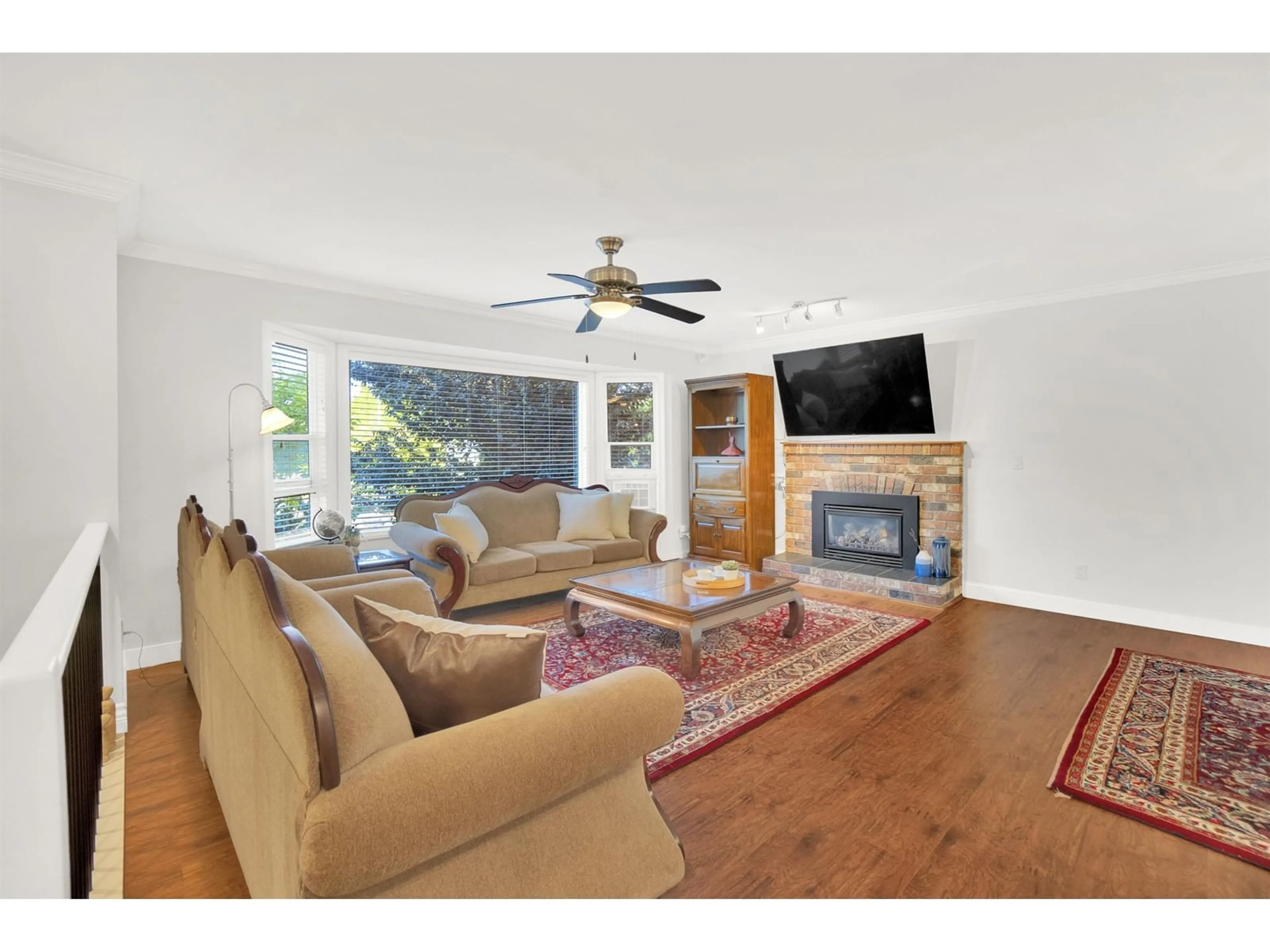 Living room with furniture, wood/laminate floor for 19998 50A AVENUE, Langley British Columbia V3A6S1