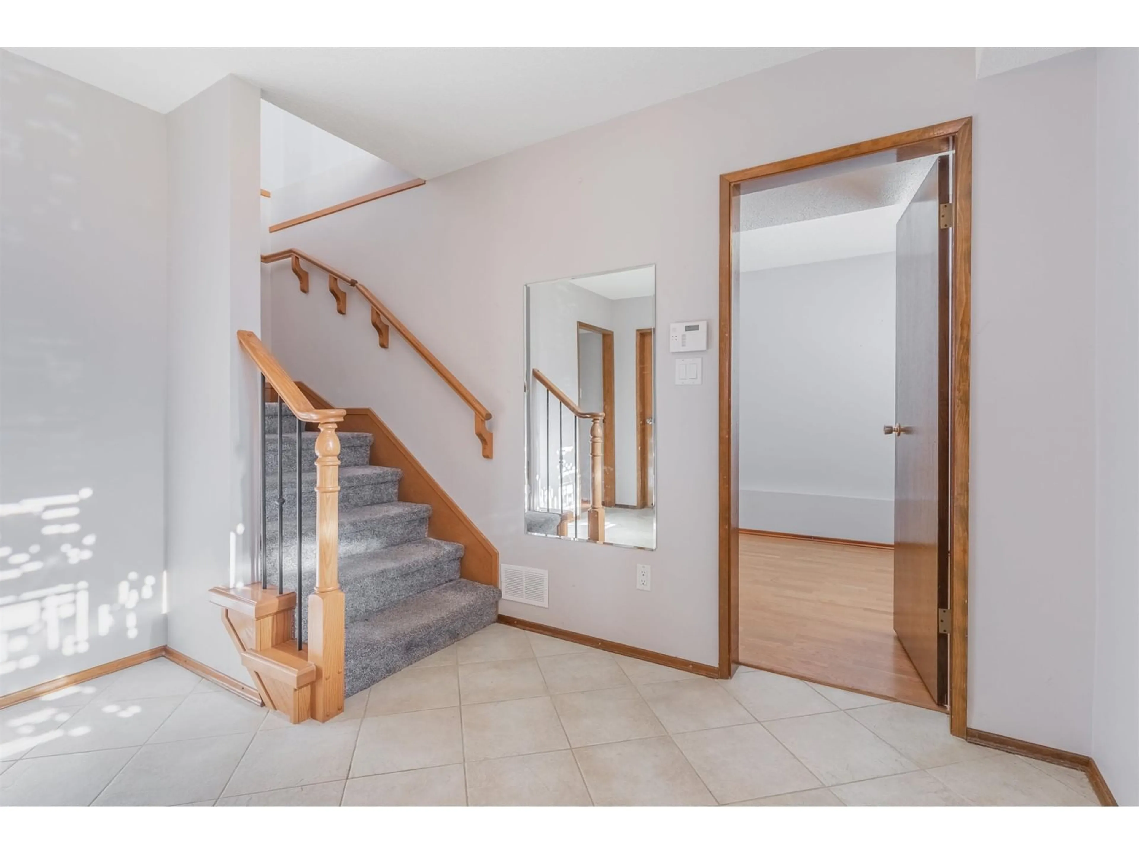 Indoor foyer for 12145 97 AVENUE, Surrey British Columbia V3V2C8