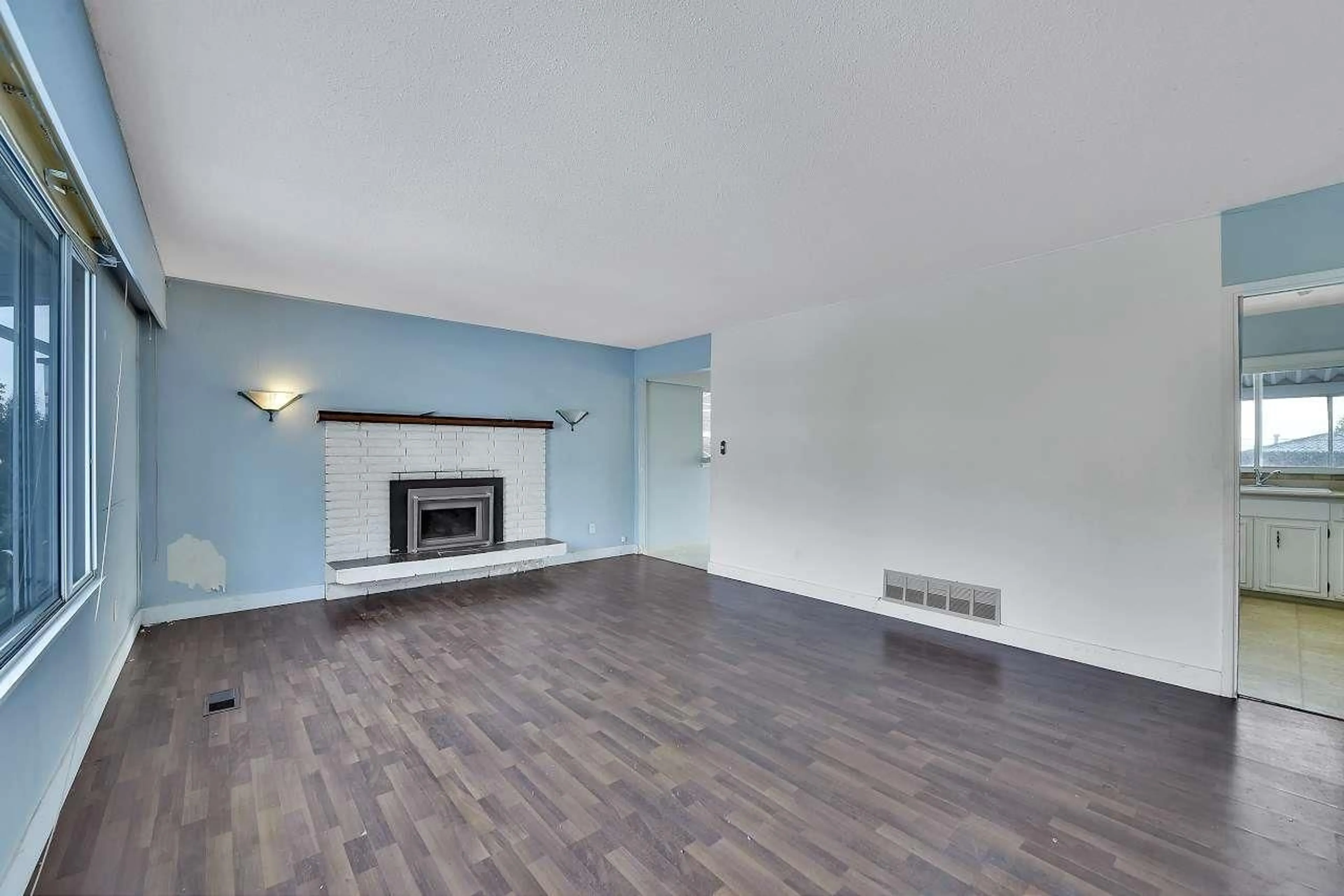 A pic of a room for 13058 MARINE DRIVE, Surrey British Columbia V4A1E4