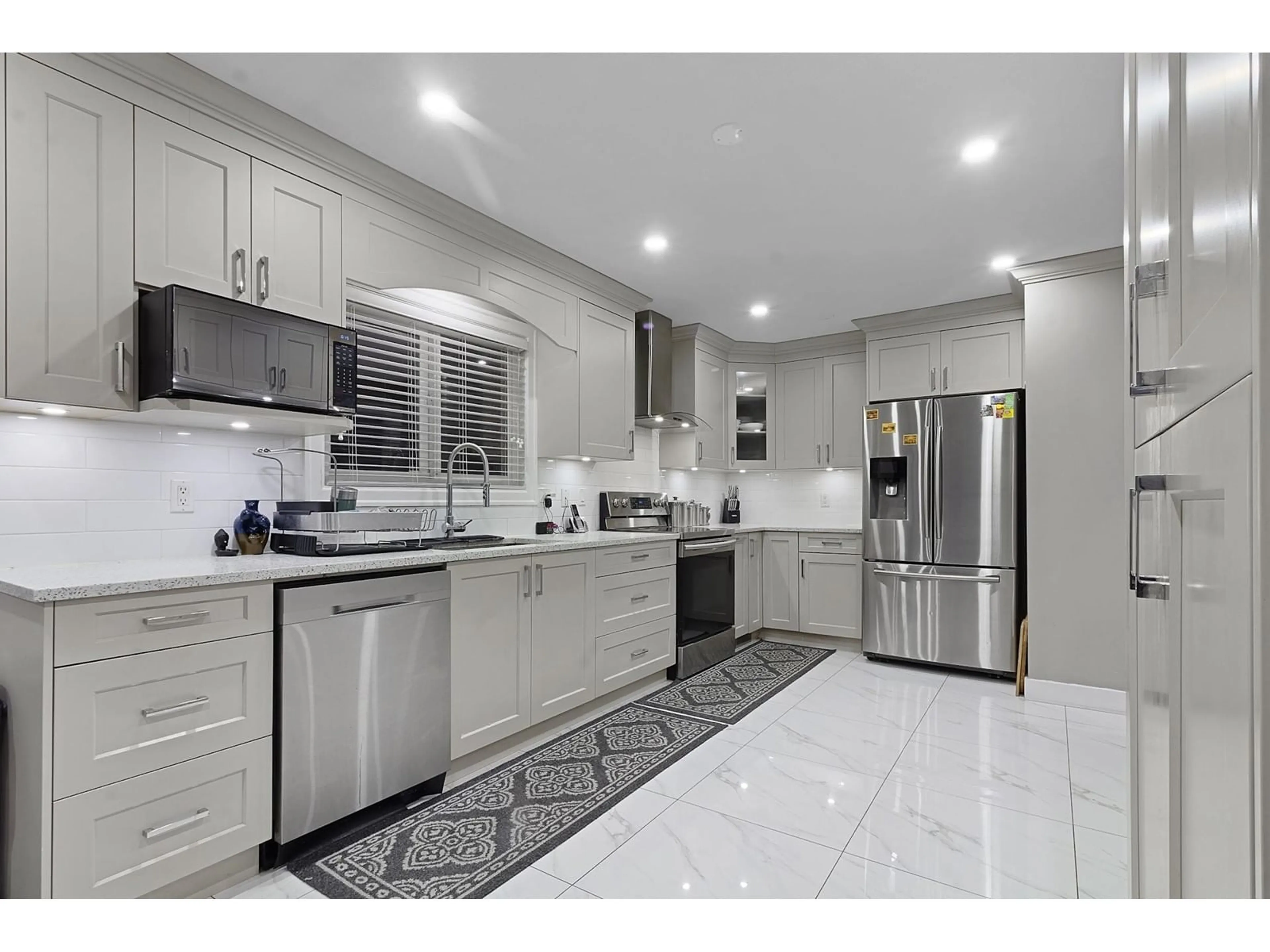 Open concept kitchen, ceramic/tile floor for 3462 OKANAGAN DRIVE, Abbotsford British Columbia V2T4Z3