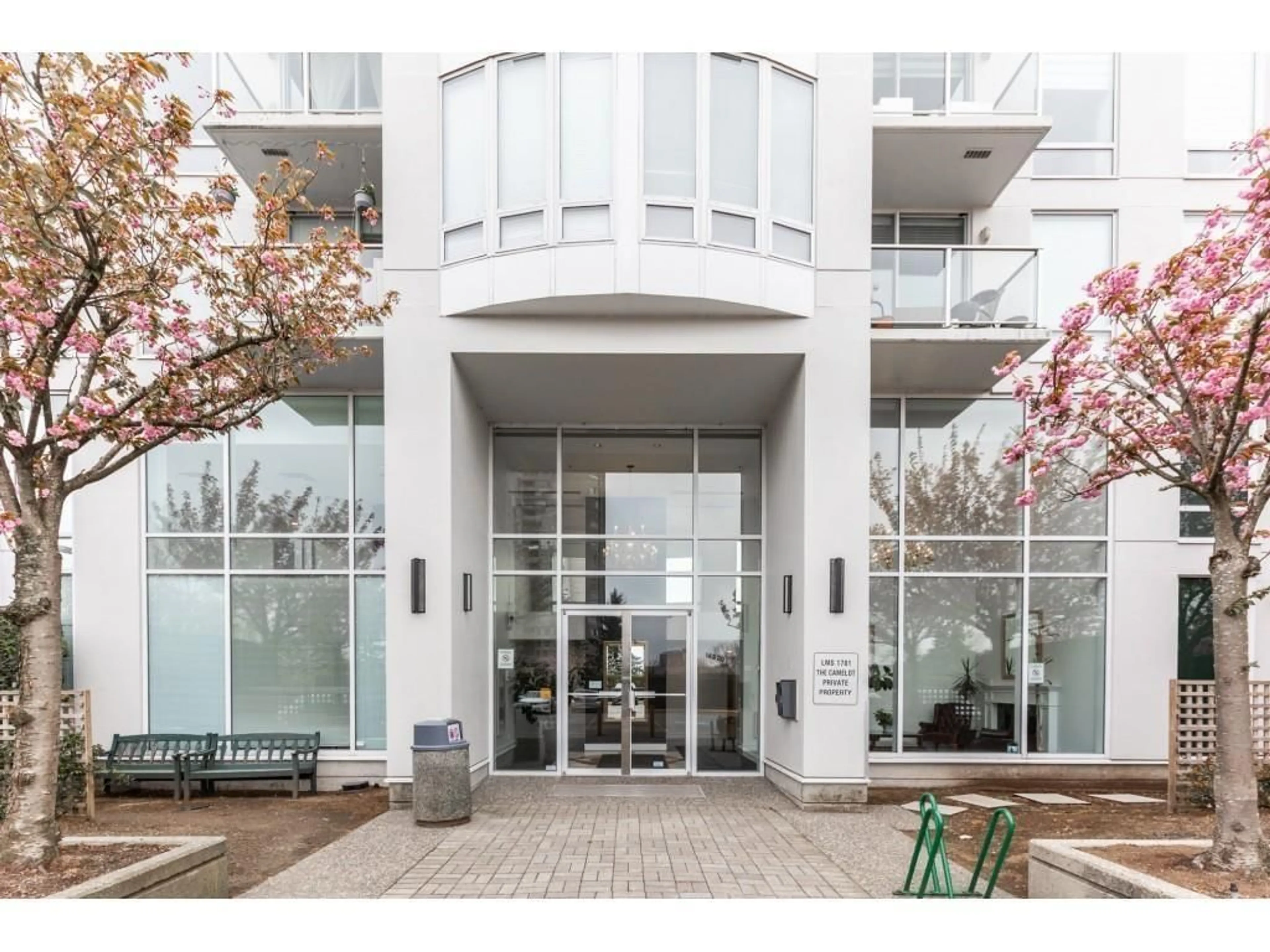 Indoor foyer for 1405 14820 104 AVENUE, Surrey British Columbia V3R0V9