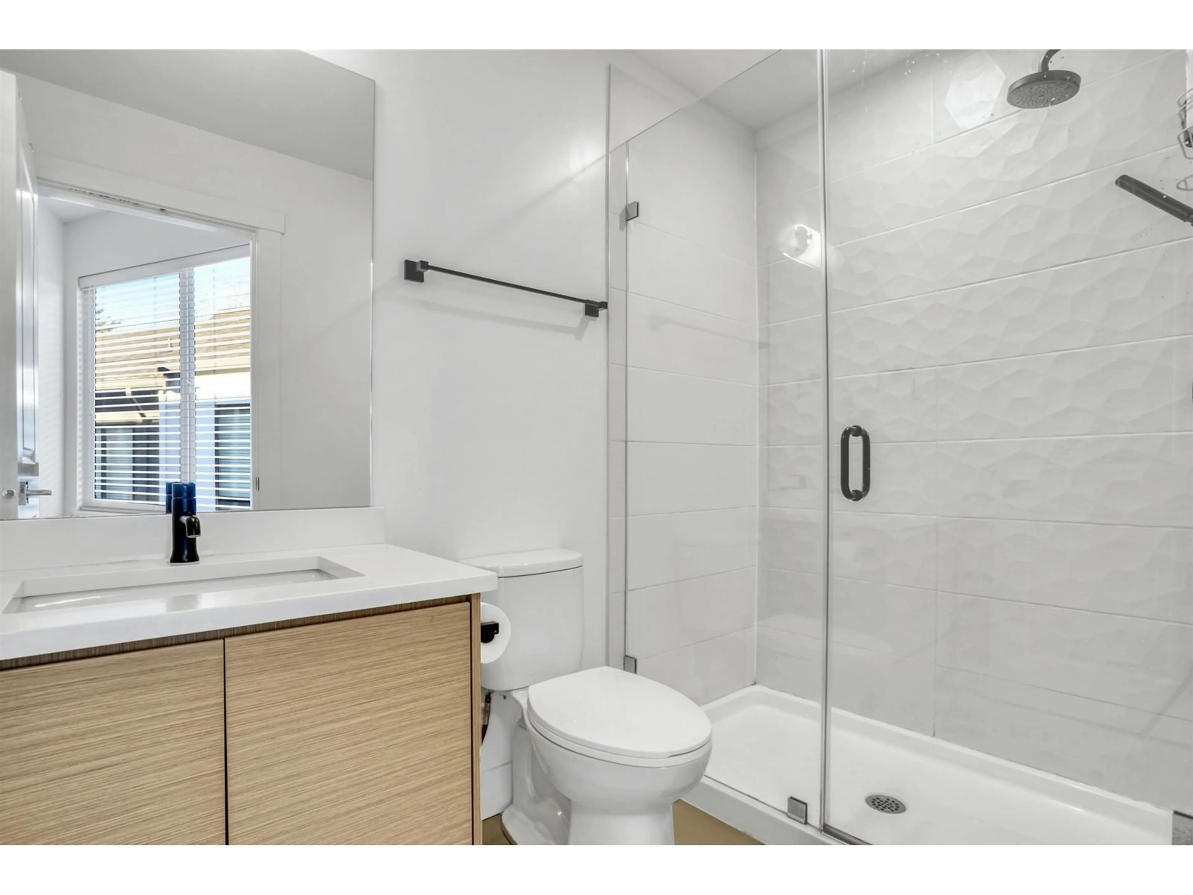 Standard bathroom, ceramic/tile floor for 79 16433 19 AVENUE, Surrey British Columbia V3Z0Z1