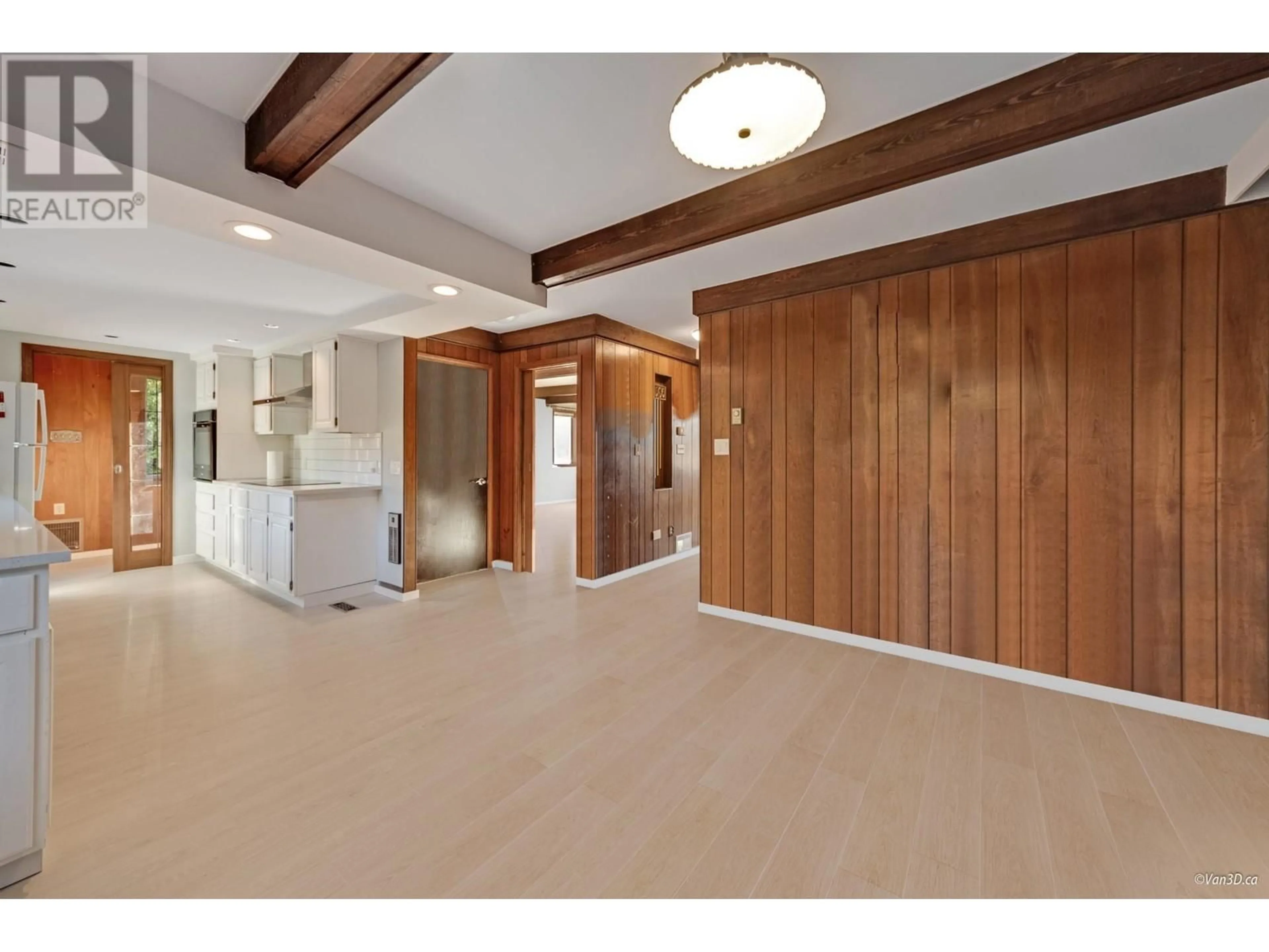 Indoor foyer for 2317 KINGS AVENUE, West Vancouver British Columbia V7V2C3