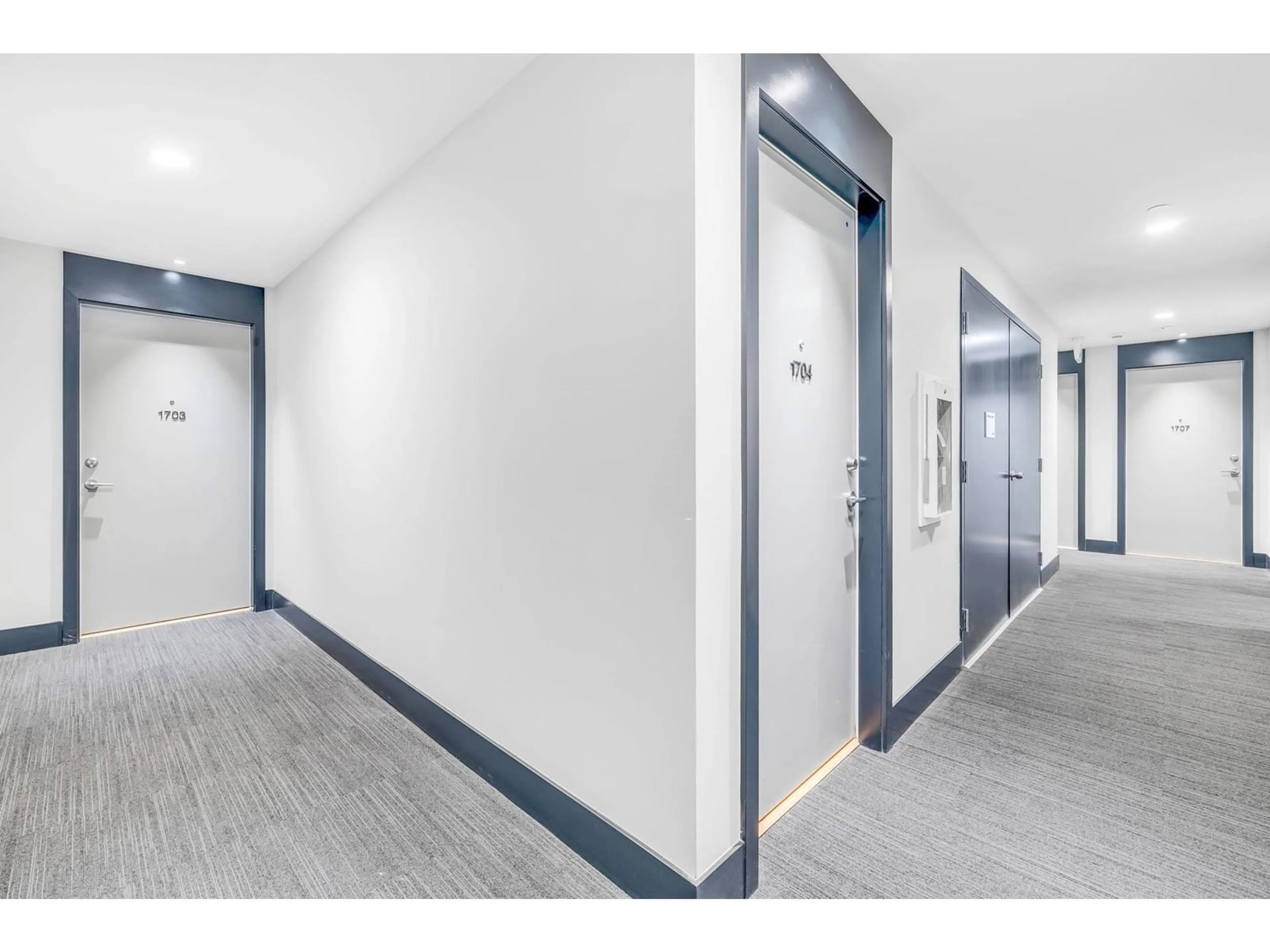 Indoor foyer for 1703 10626 CITY PARKWAY, Surrey British Columbia V3T0S3