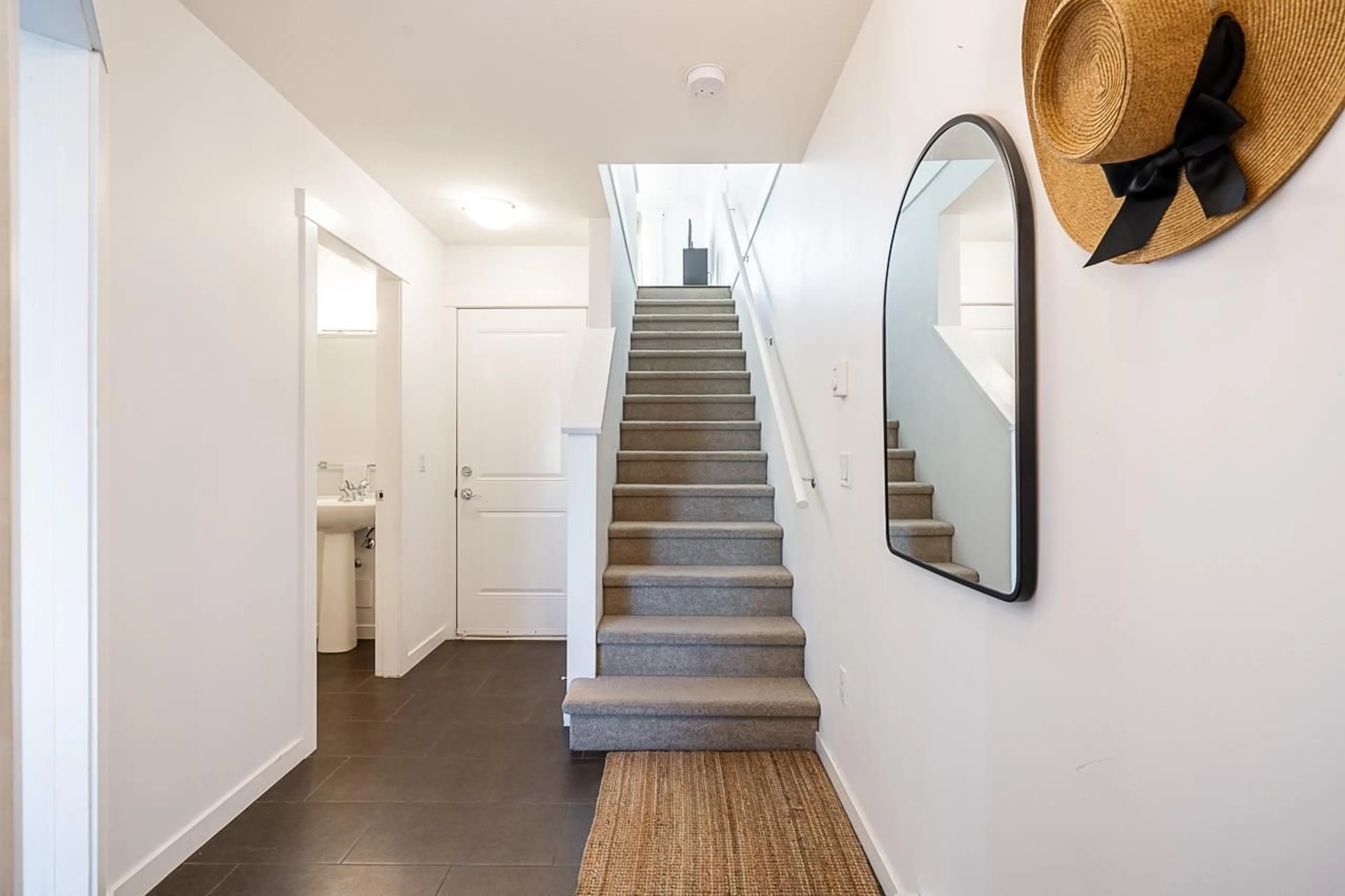 Indoor entryway for 44 - 8767 162, Surrey British Columbia V4N6K7