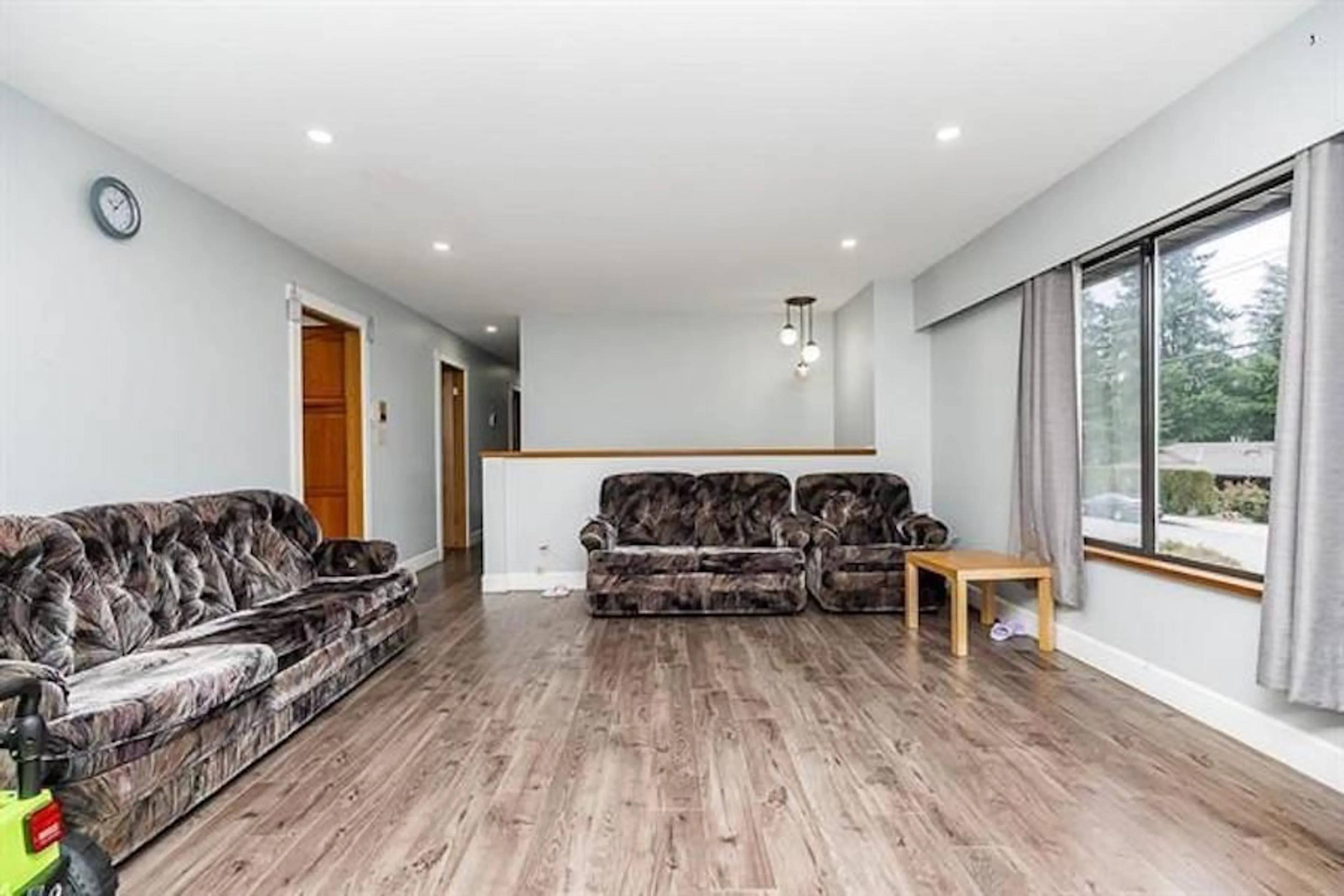 Living room with furniture, wood/laminate floor for 9781 154 STREET, Surrey British Columbia V3R4J4