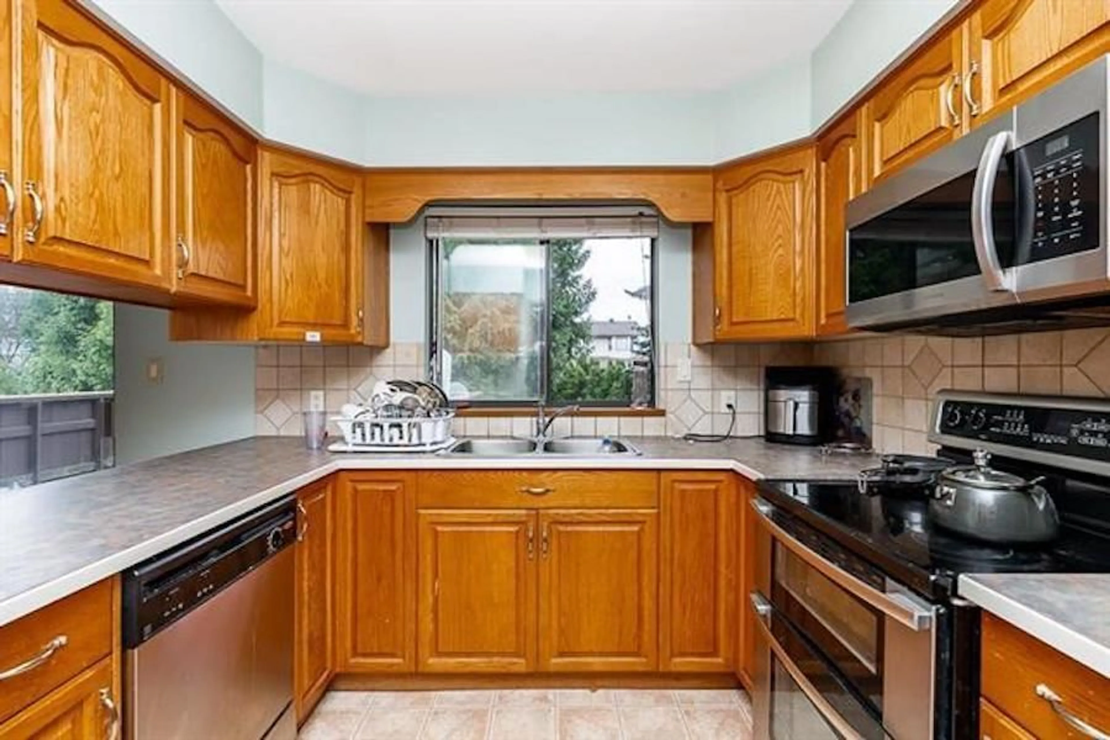 Standard kitchen, ceramic/tile floor for 9781 154 STREET, Surrey British Columbia V3R4J4