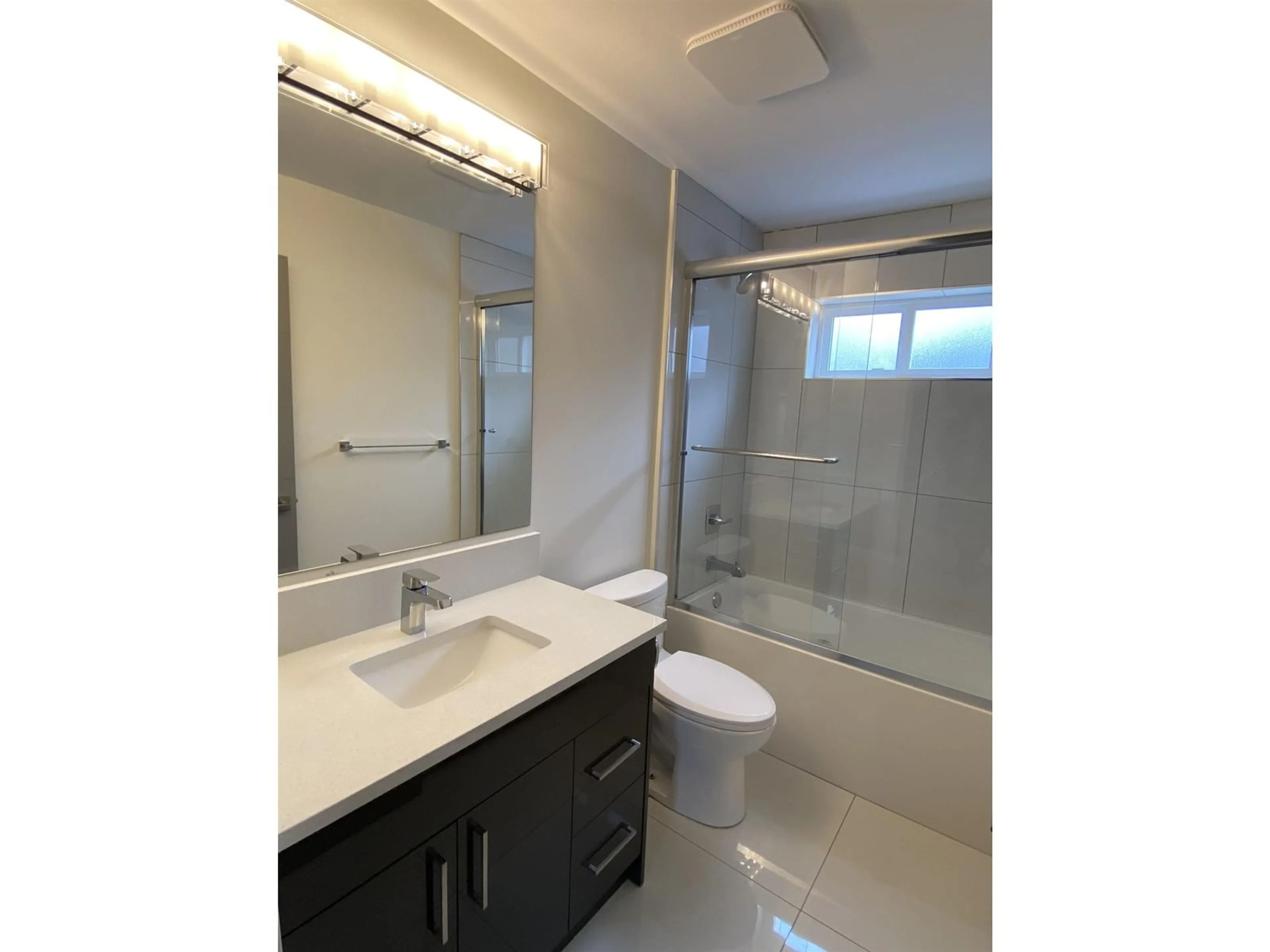 Standard bathroom, ceramic/tile floor for 12839 59 AVENUE, Surrey British Columbia V3X1T3