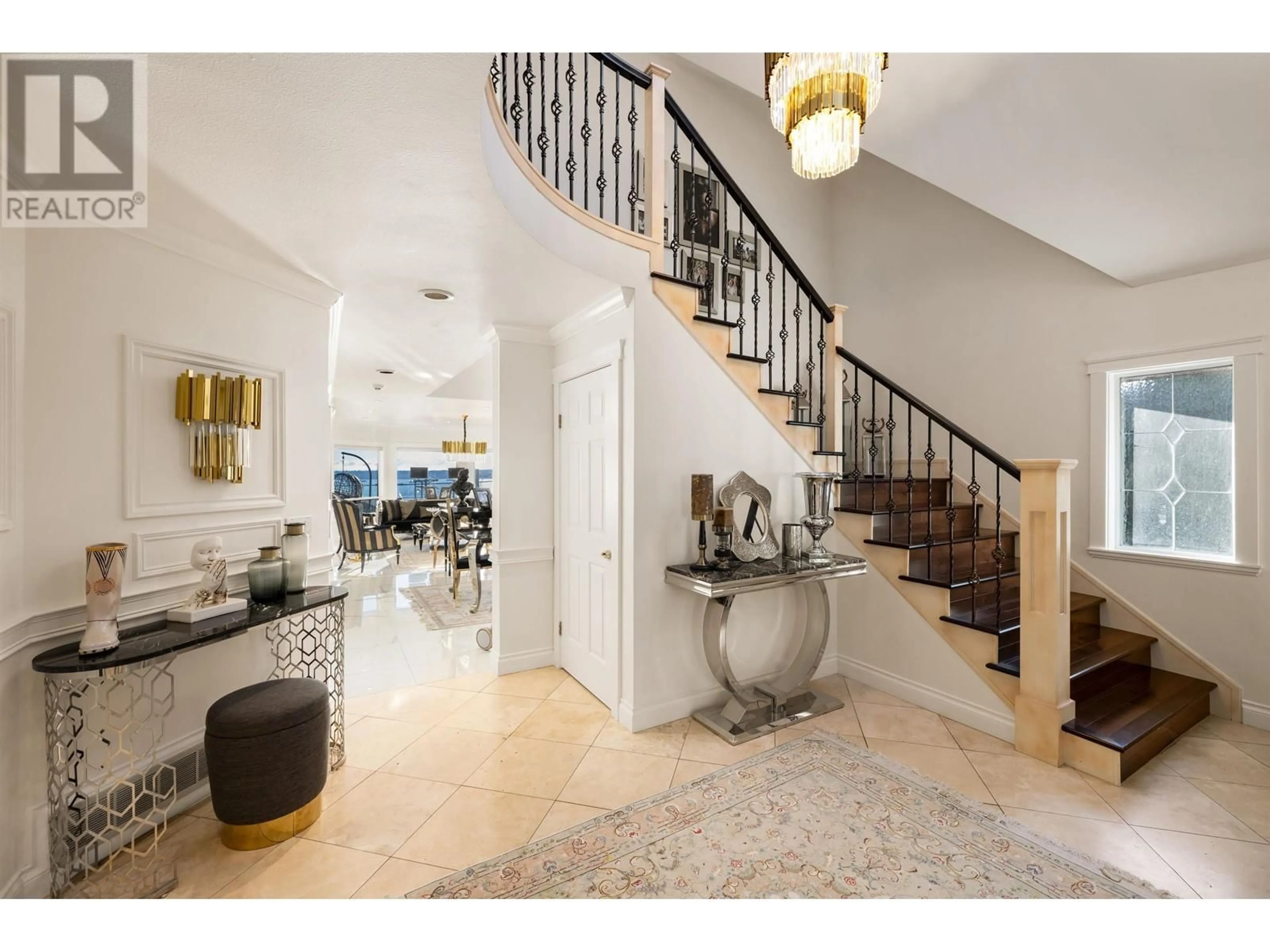 Indoor foyer for 2198 ROSEBERY AVENUE, West Vancouver British Columbia V7V2Z7