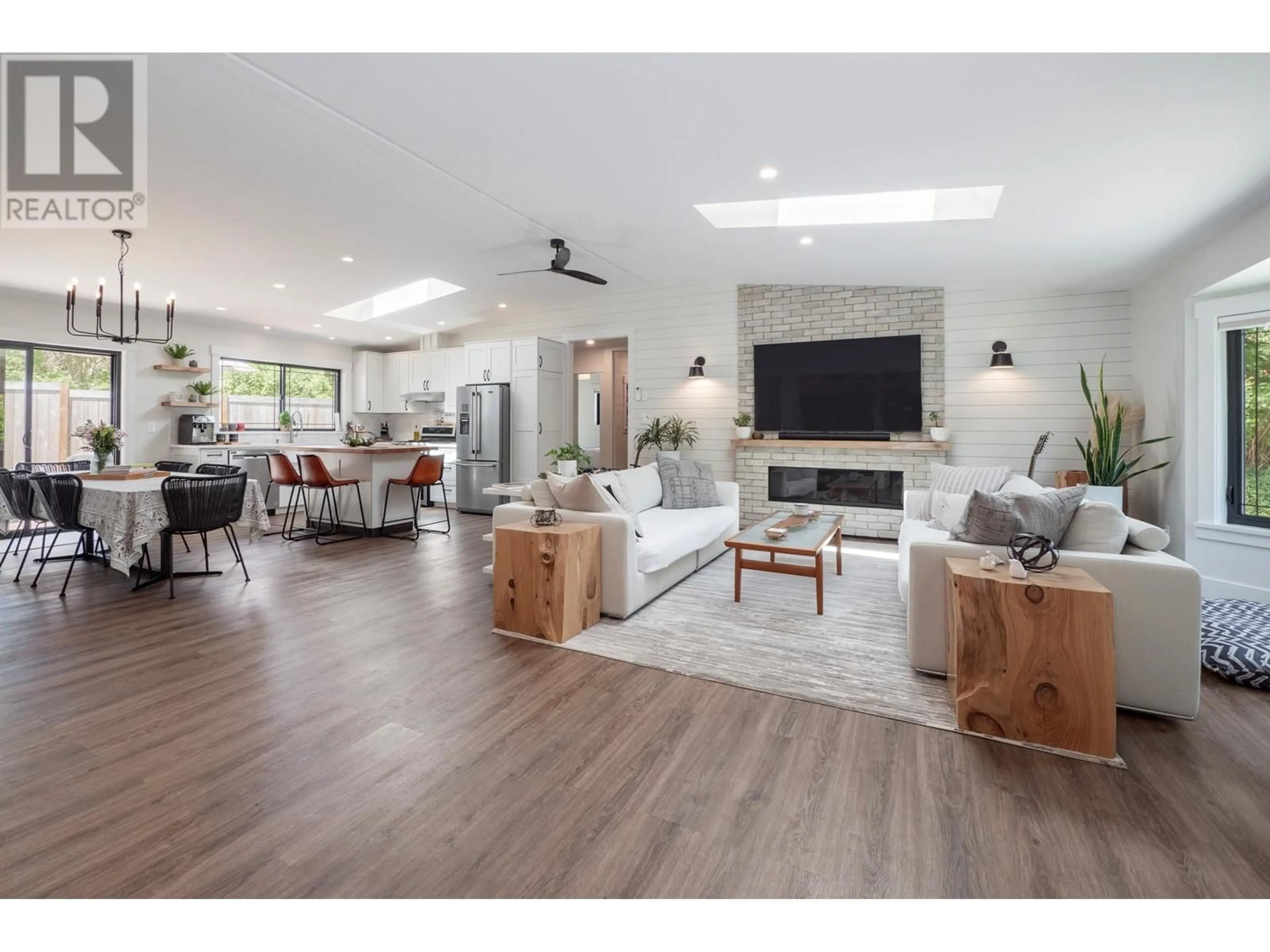 Living room with furniture, wood/laminate floor for 655 DOUGALL ROAD, Gibsons British Columbia V0N1V8