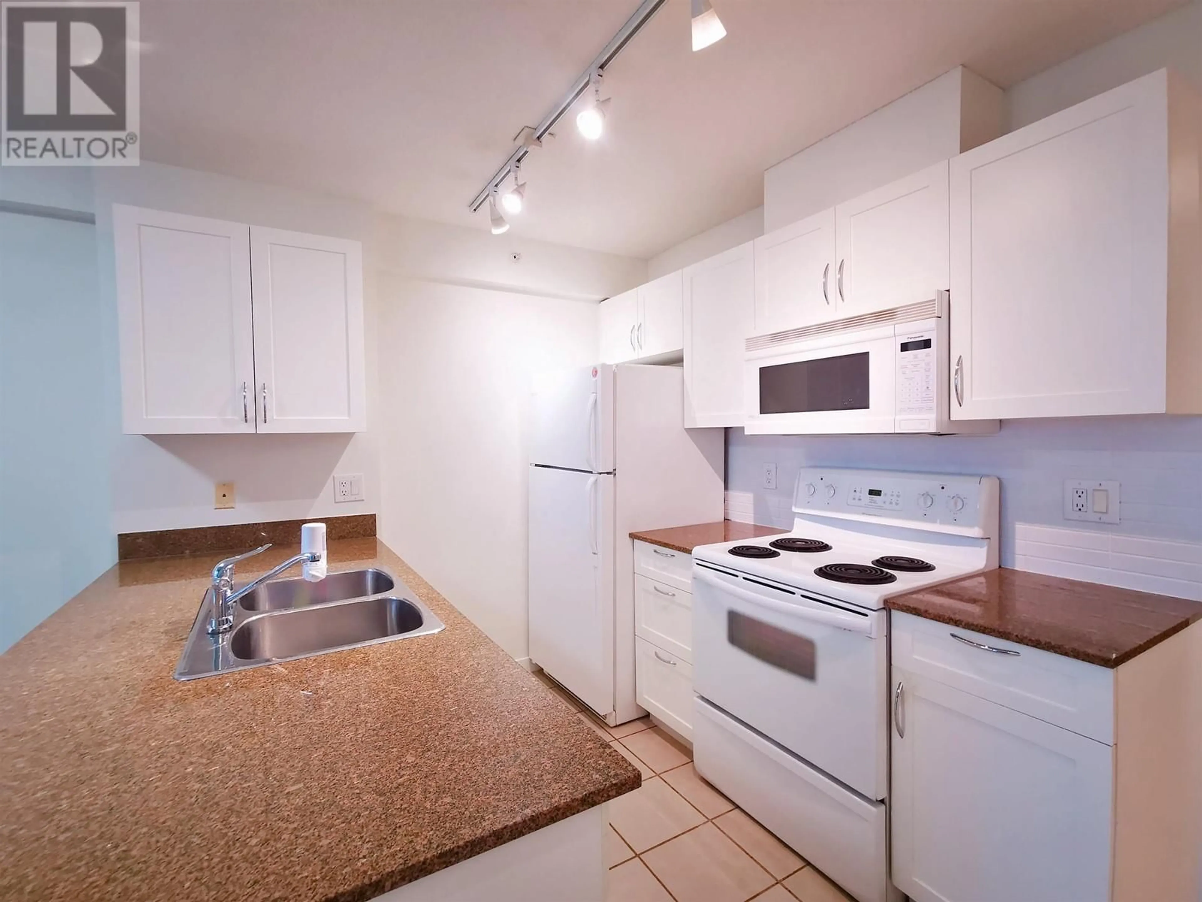 Standard kitchen, unknown for 1712 938 SMITHE STREET, Vancouver British Columbia V6Z3H8