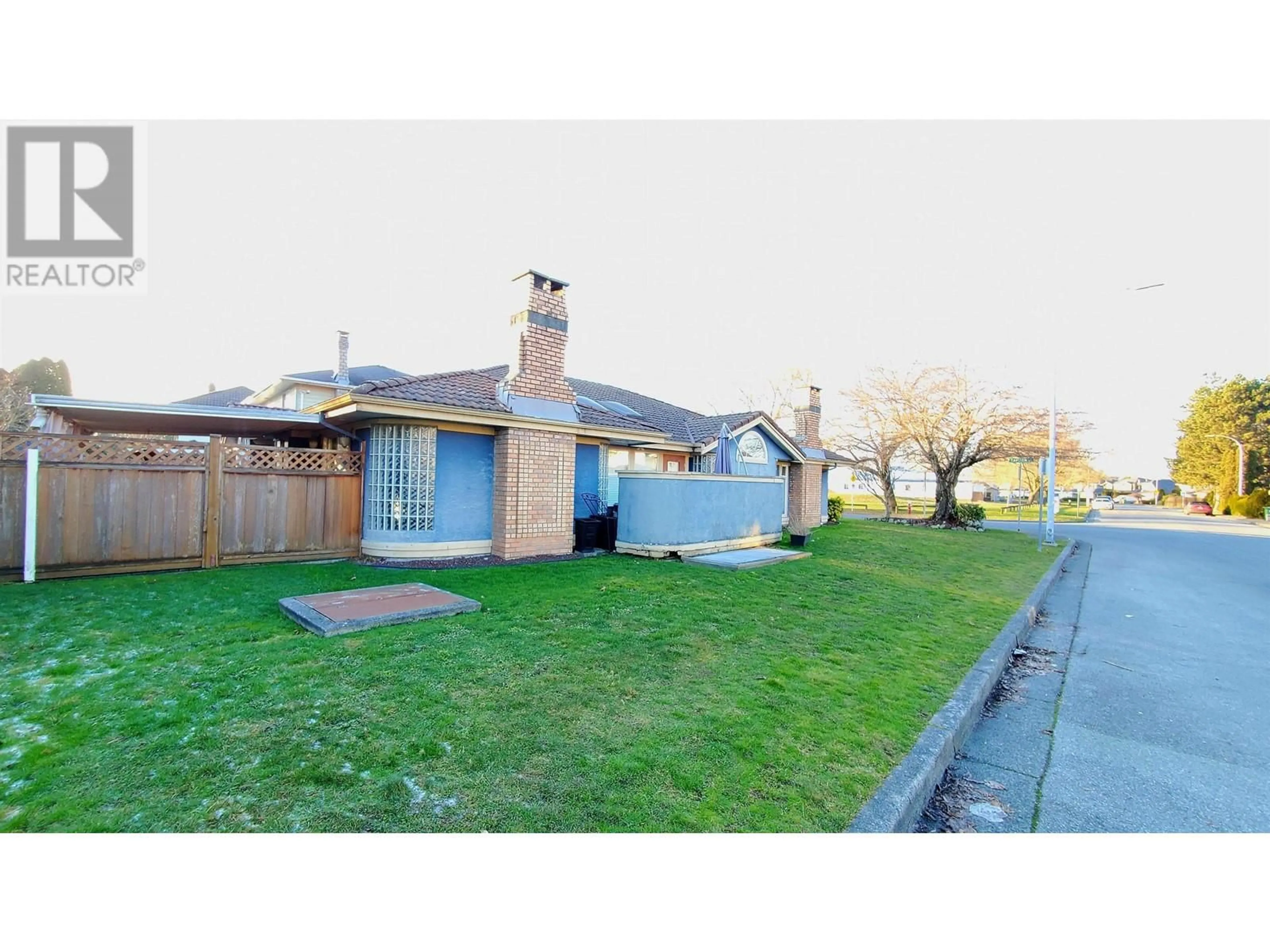 A pic from outside/outdoor area/front of a property/back of a property/a pic from drone, street for 9588 CAPSTAN WAY, Richmond British Columbia V6X3N1