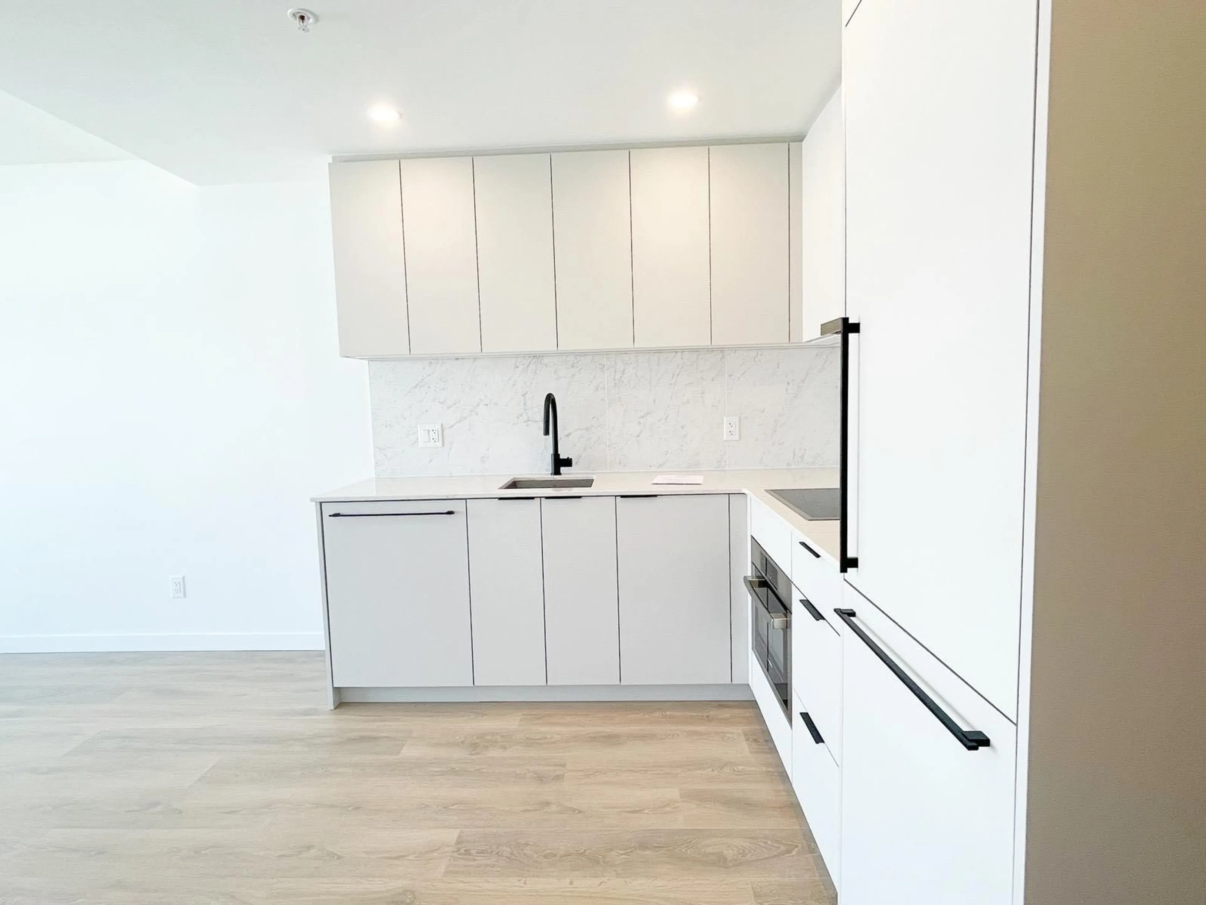 Standard kitchen, wood/laminate floor for 2212 13685 102 AVENUE, Surrey British Columbia V3T1N7