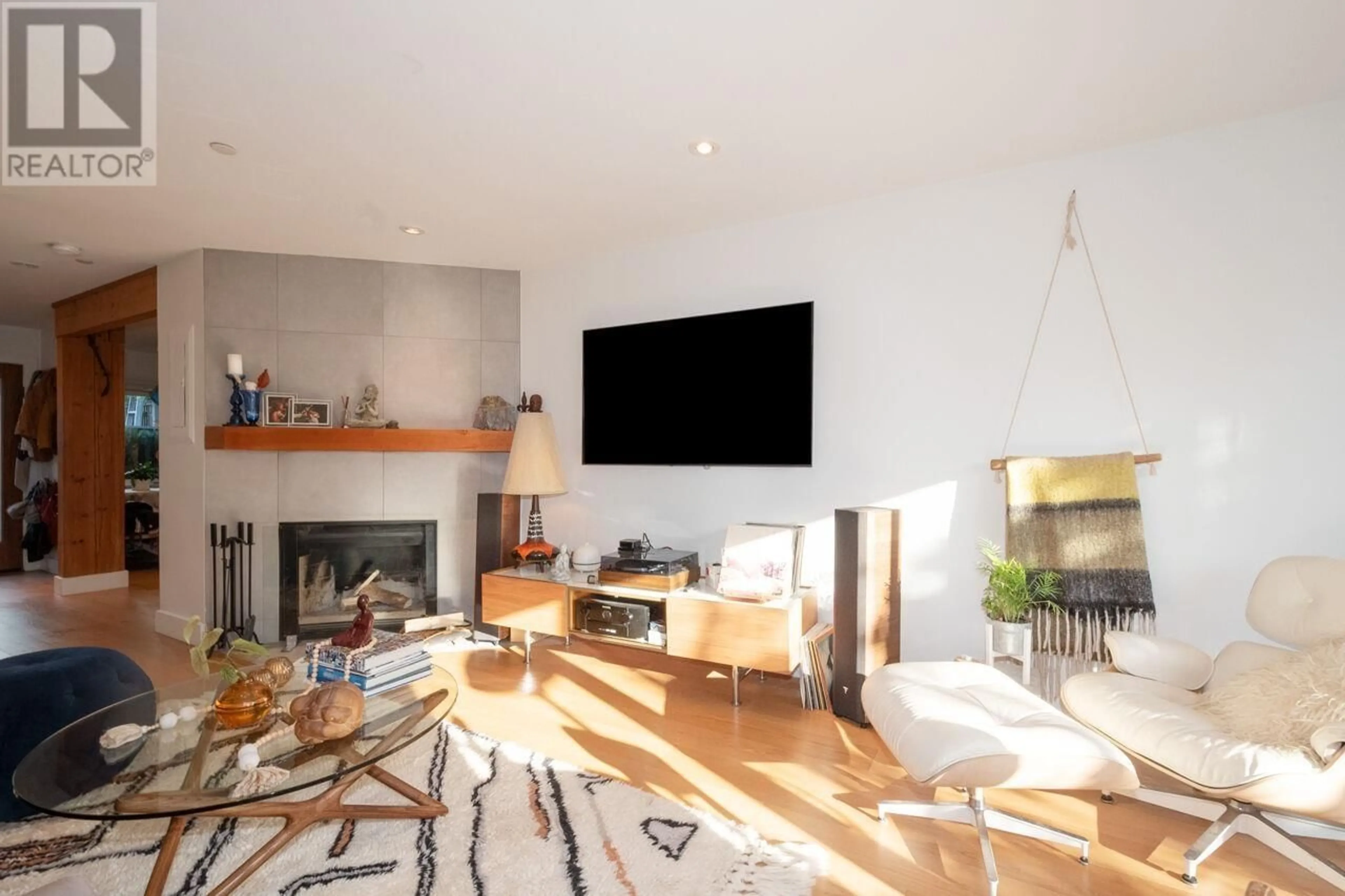 Living room with furniture, unknown for 154 17TH AVENUE, Vancouver British Columbia V5V1A4