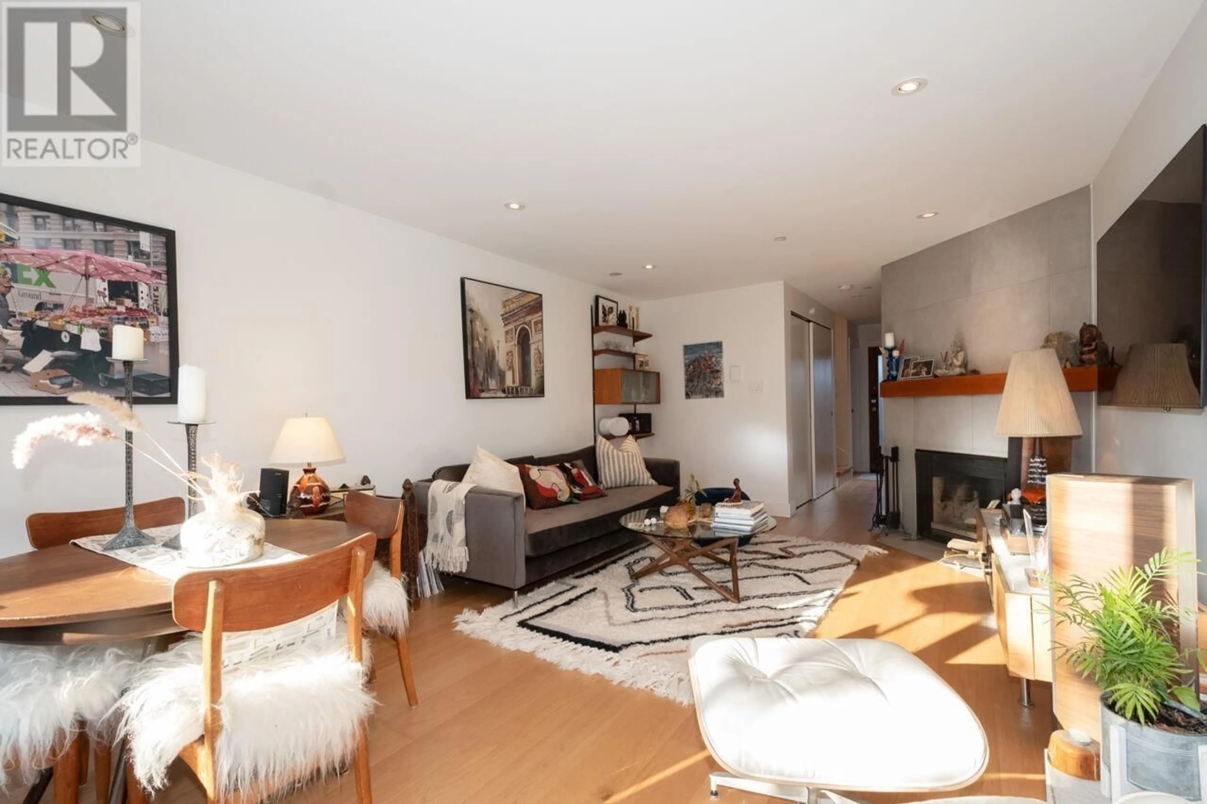 Living room with furniture, wood/laminate floor for 154 17TH AVENUE, Vancouver British Columbia V5V1A4