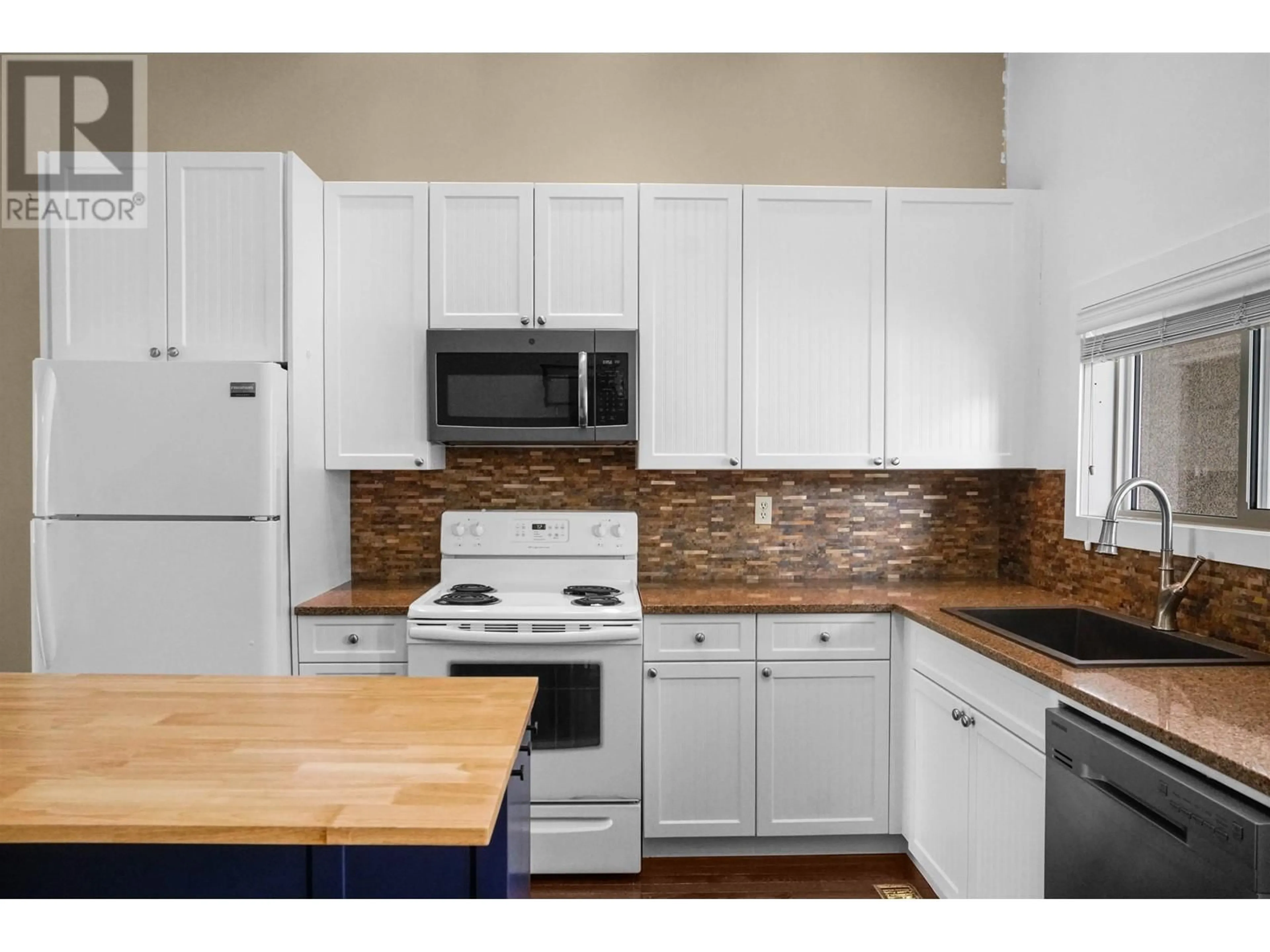 Standard kitchen, unknown for 2 819 S LAHAKAS BOULEVARD, Kitimat British Columbia V8C1V1