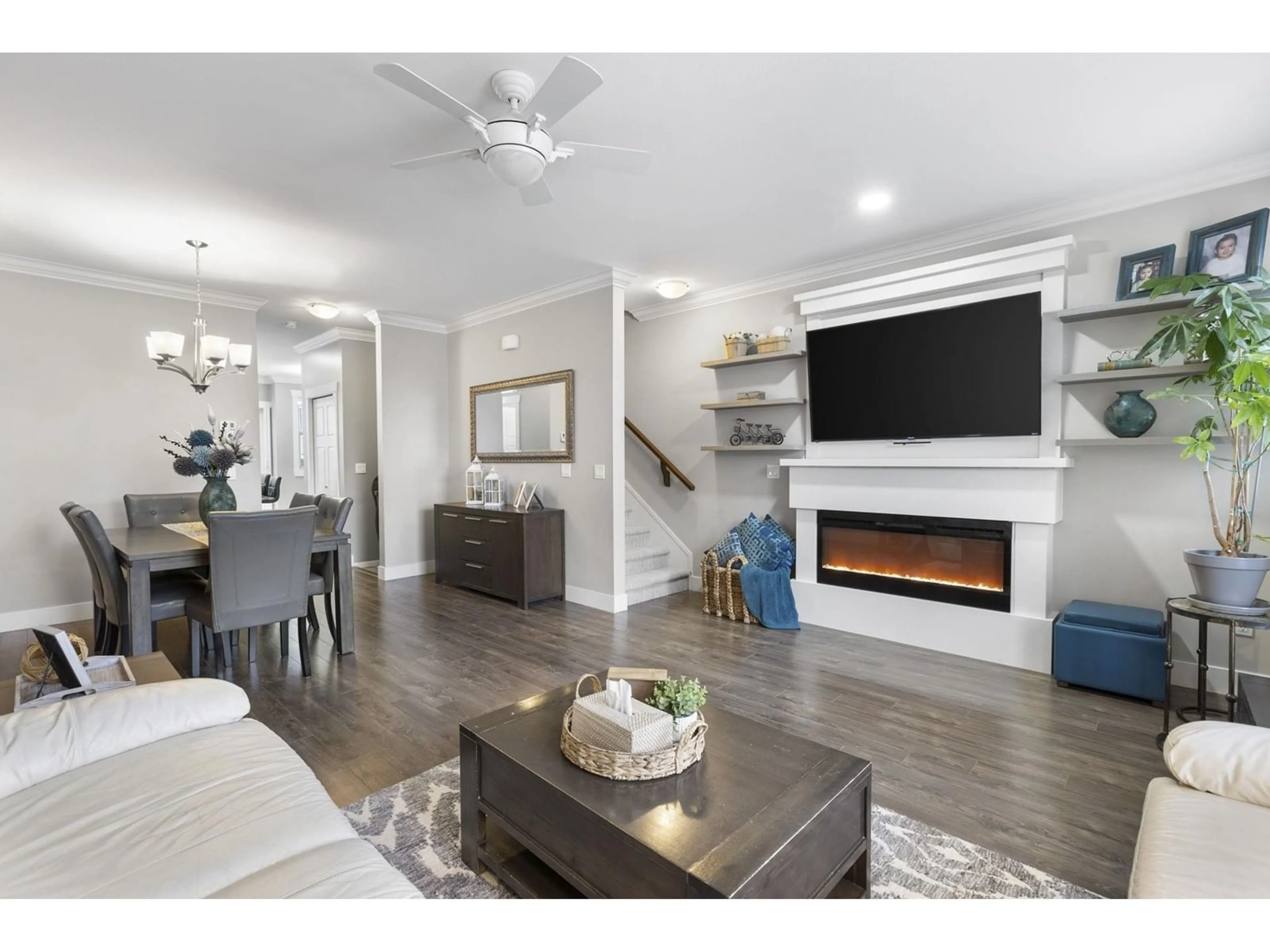 Living room with furniture, wood/laminate floor for 18 33860 MARSHALL ROAD, Abbotsford British Columbia V2S0E8