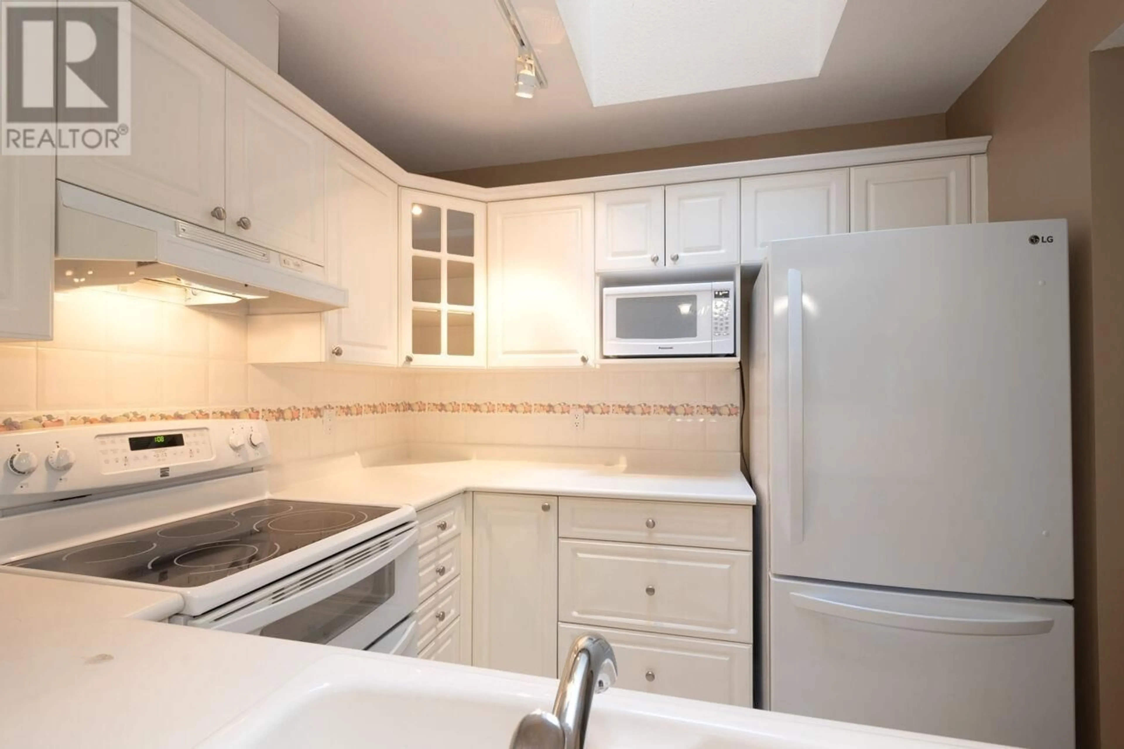 Standard kitchen, unknown for 405 3658 BANFF COURT, North Vancouver British Columbia V7H2Y7