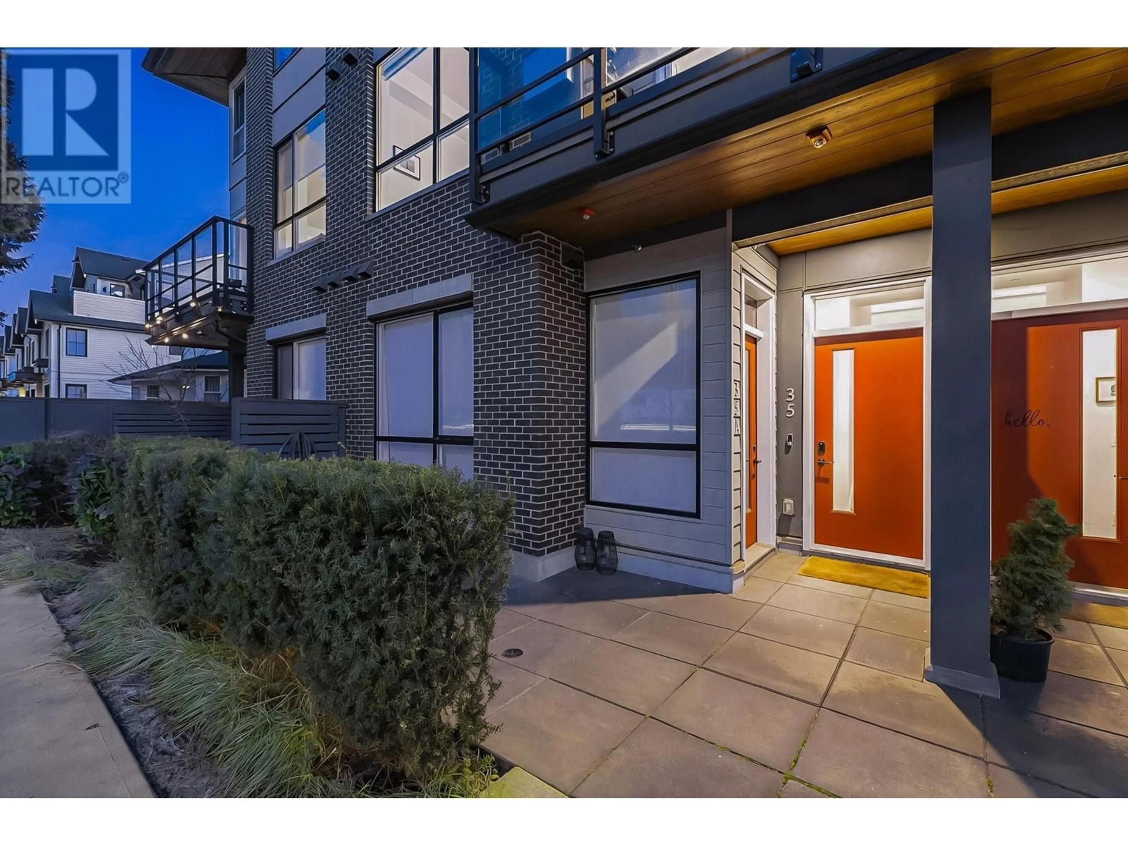 Indoor entryway for 35 533 E 3RD STREET, North Vancouver British Columbia V7L1G4