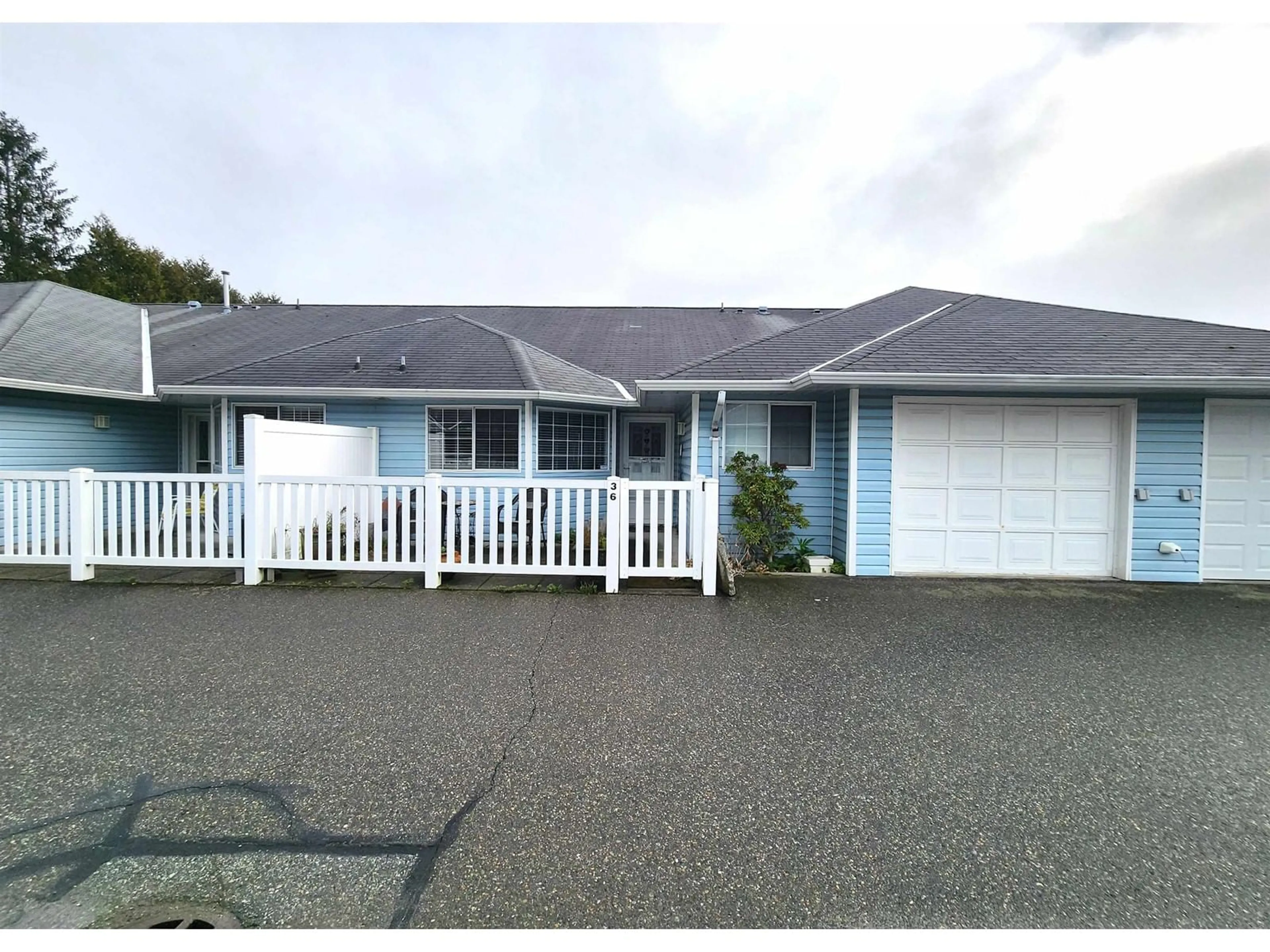 Home with vinyl exterior material, street for 36 1450 MCCALLUM ROAD, Abbotsford British Columbia V2S8A3