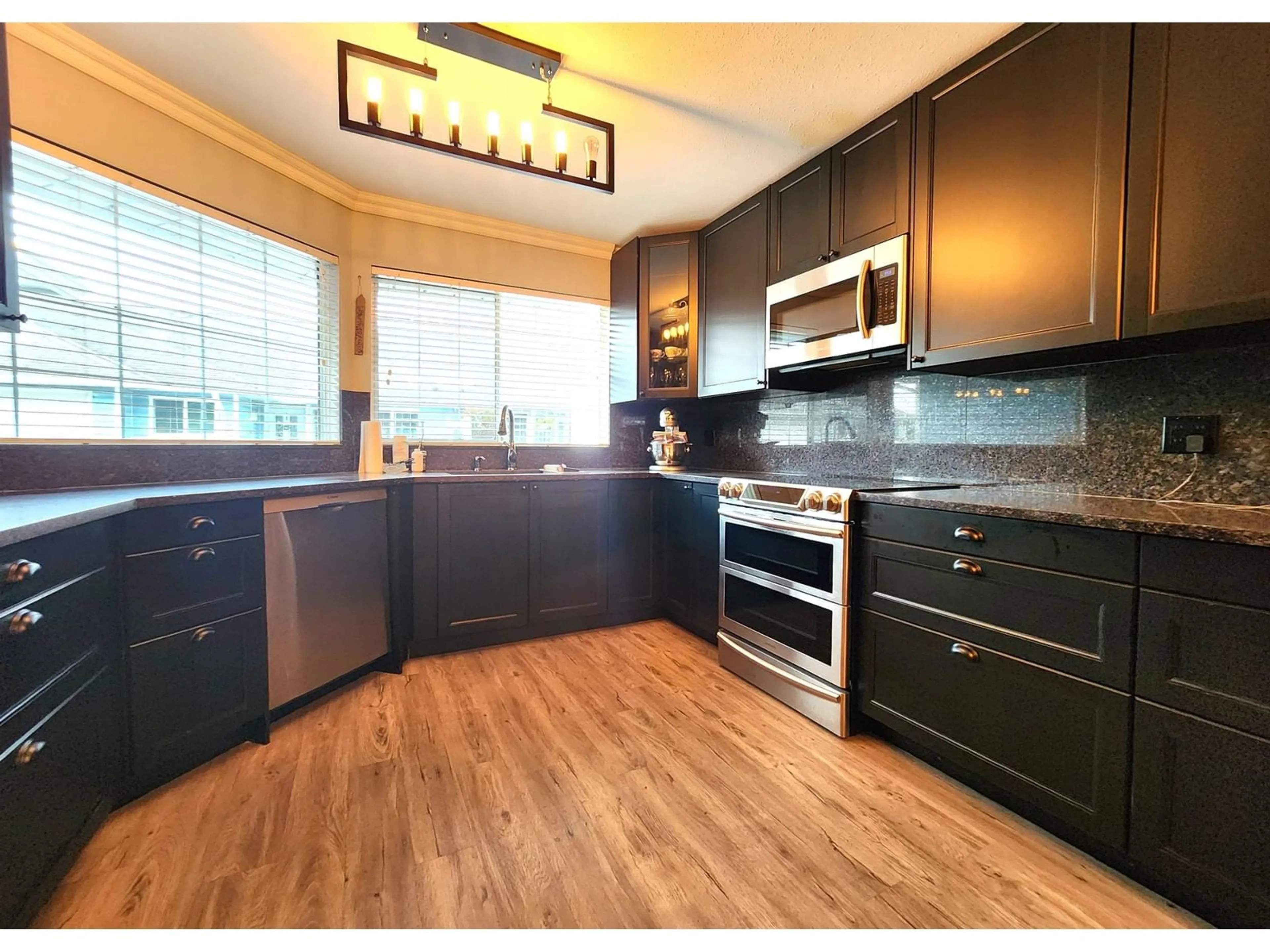 Open concept kitchen, wood/laminate floor for 36 1450 MCCALLUM ROAD, Abbotsford British Columbia V2S8A3