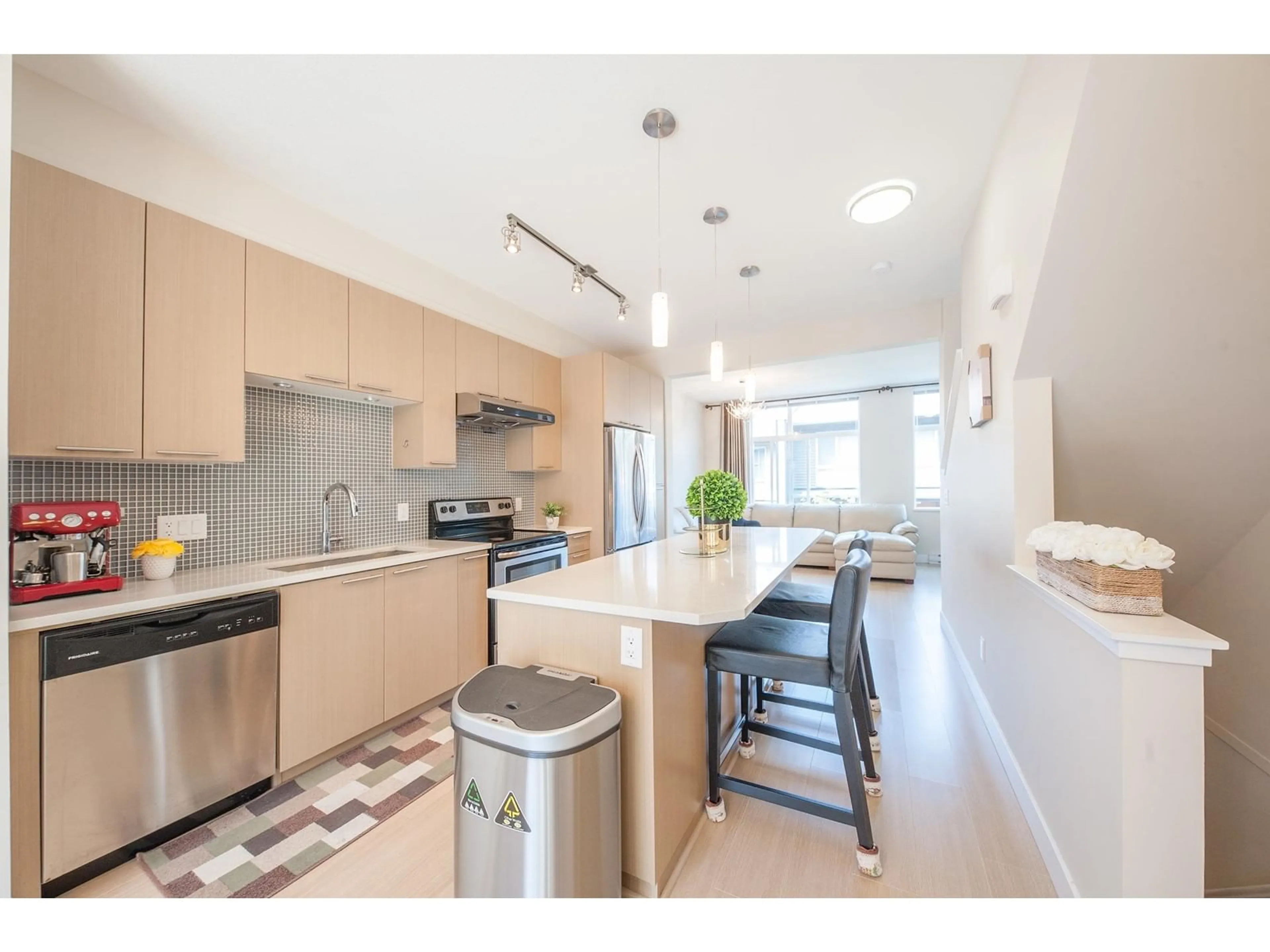 Open concept kitchen, ceramic/tile floor for 185 - 2228 162, Surrey British Columbia V3Z6P4