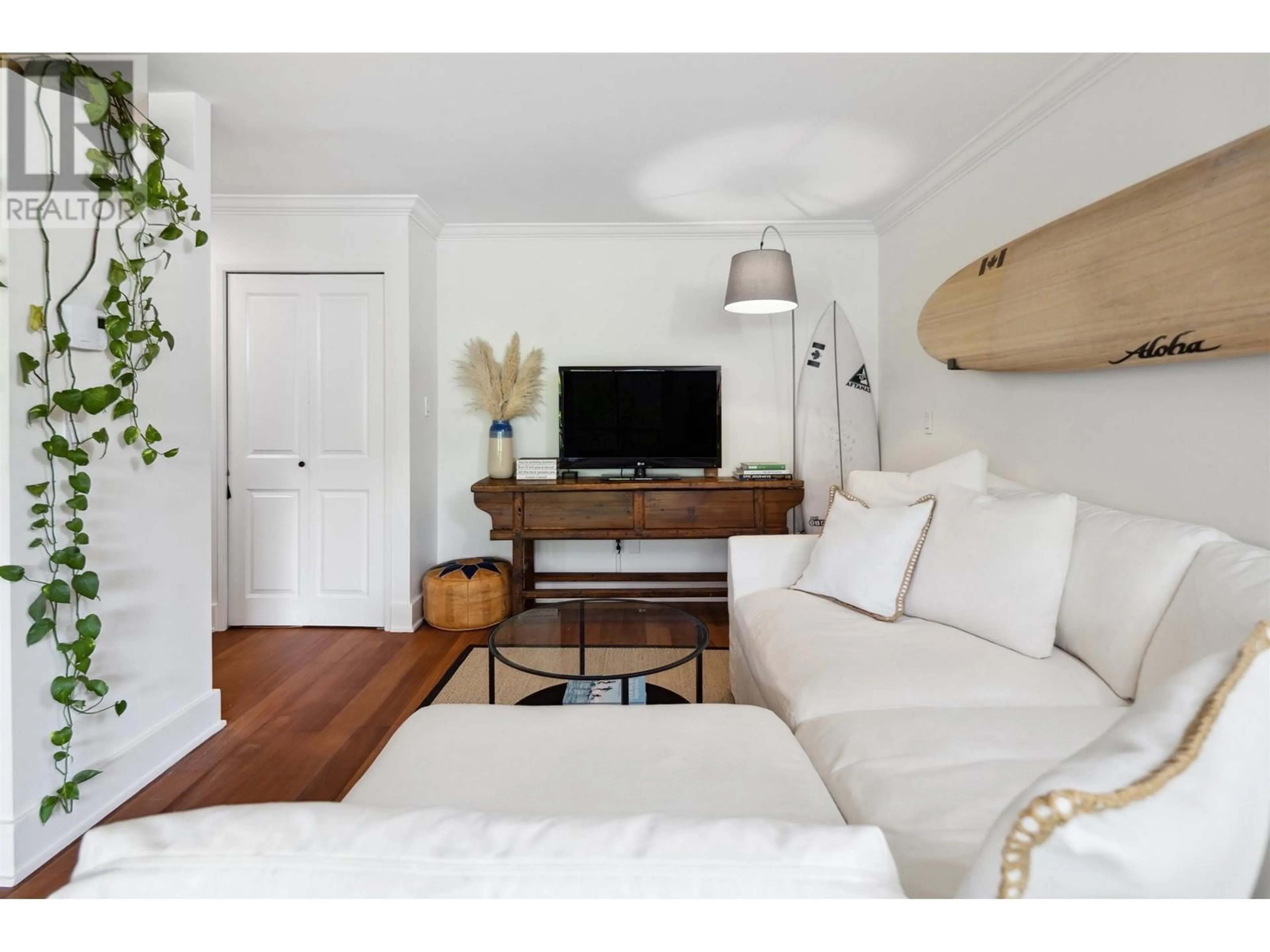 Living room with furniture, wood/laminate floor for 309 1363 CLYDE AVENUE, West Vancouver British Columbia V7T2W9