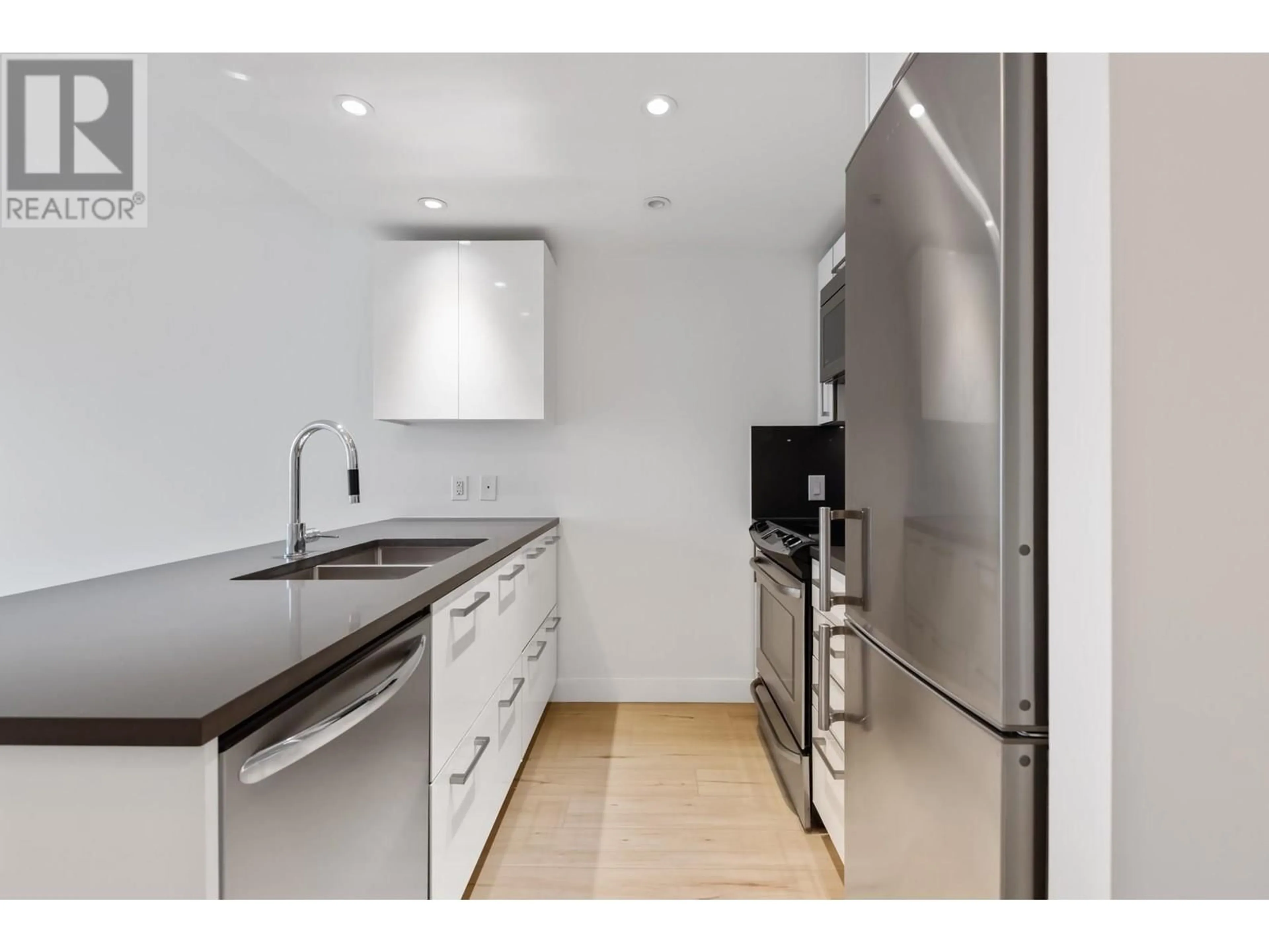 Standard kitchen, ceramic/tile floor for 555 955 E HASTINGS STREET, Vancouver British Columbia V6A0G8