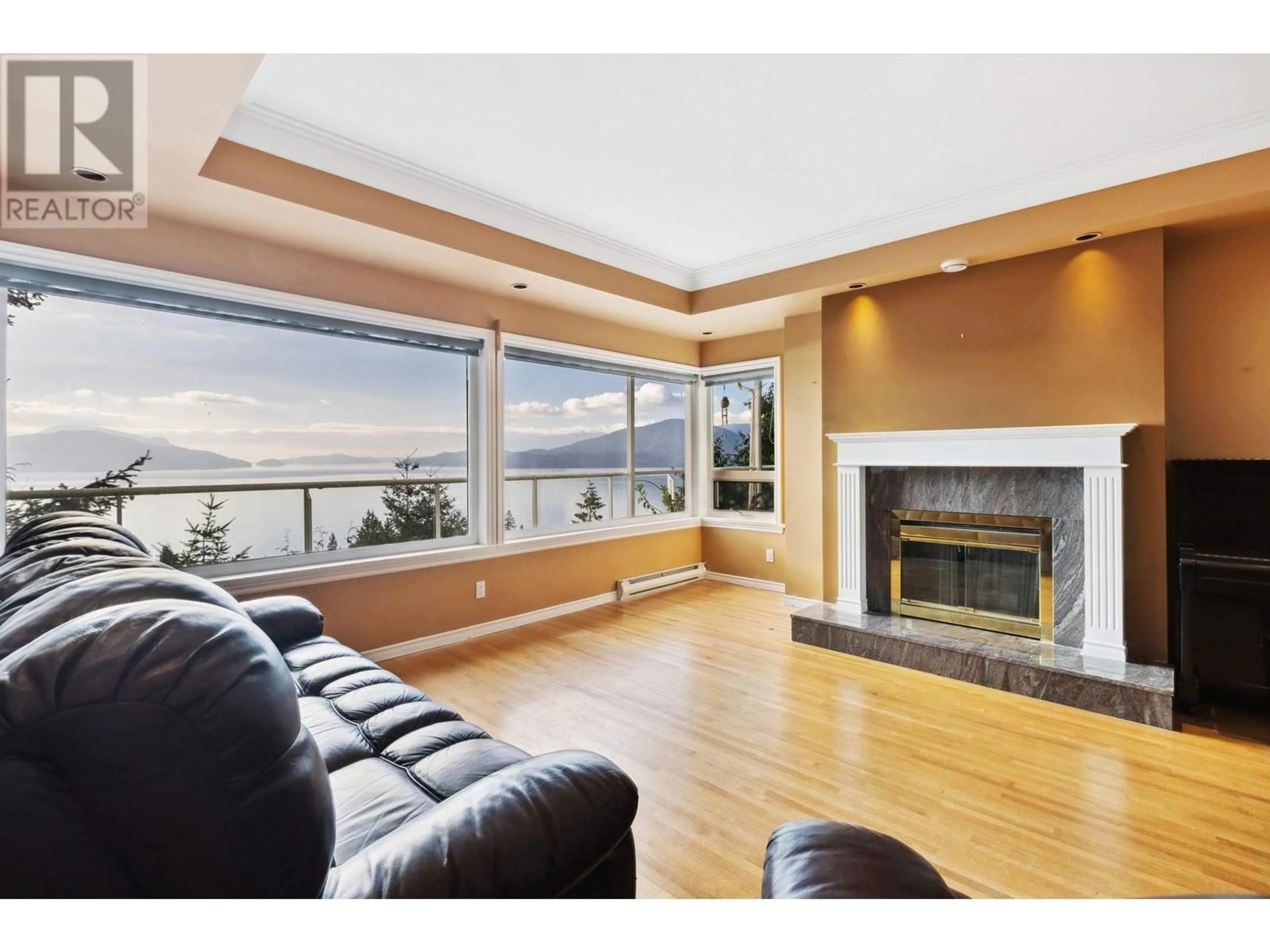 Living room with furniture, wood/laminate floor for 350 KELVIN GROVE WAY, Lions Bay British Columbia V0N2E0