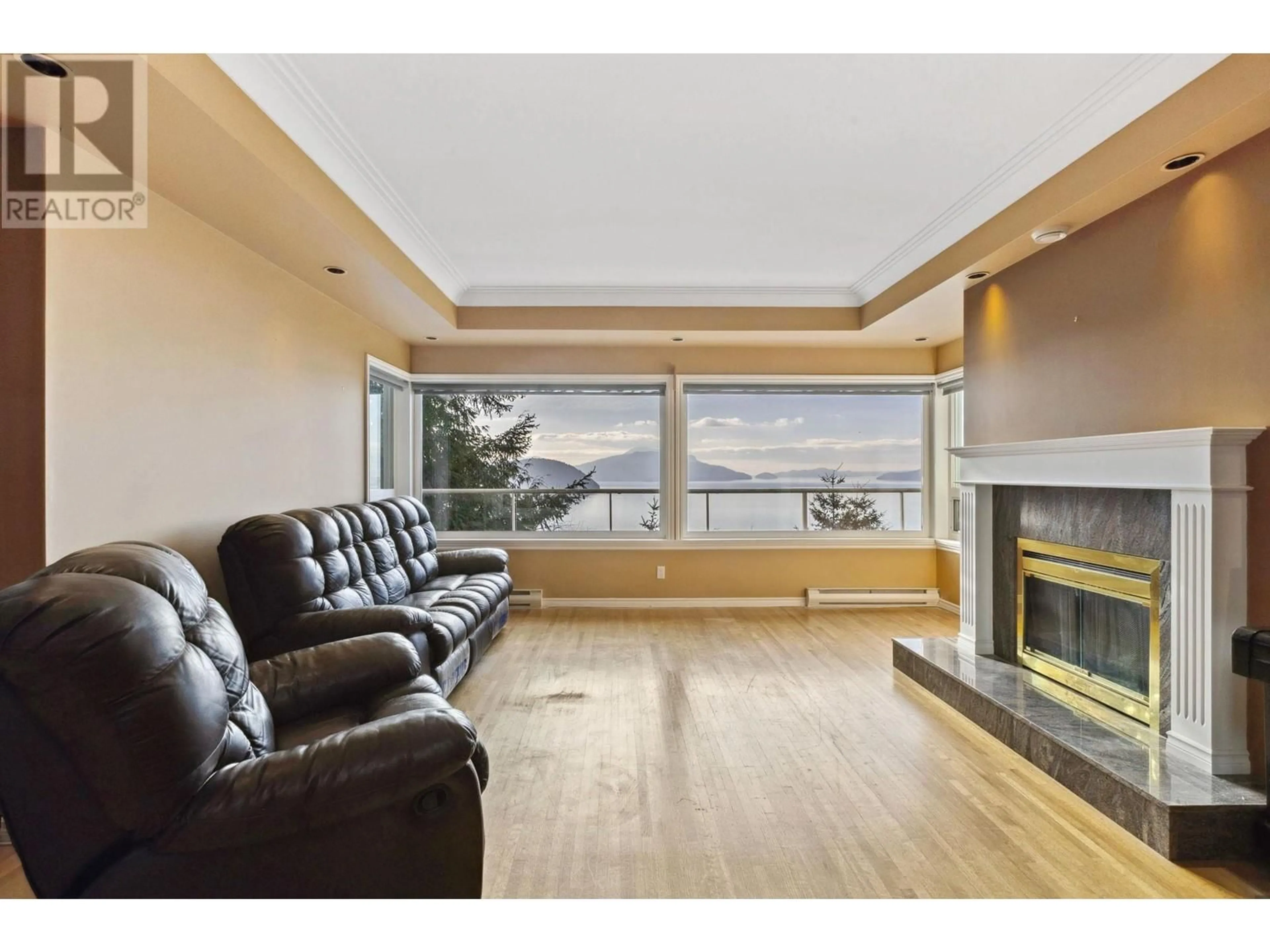 Living room with furniture, wood/laminate floor for 350 KELVIN GROVE WAY, Lions Bay British Columbia V0N2E0