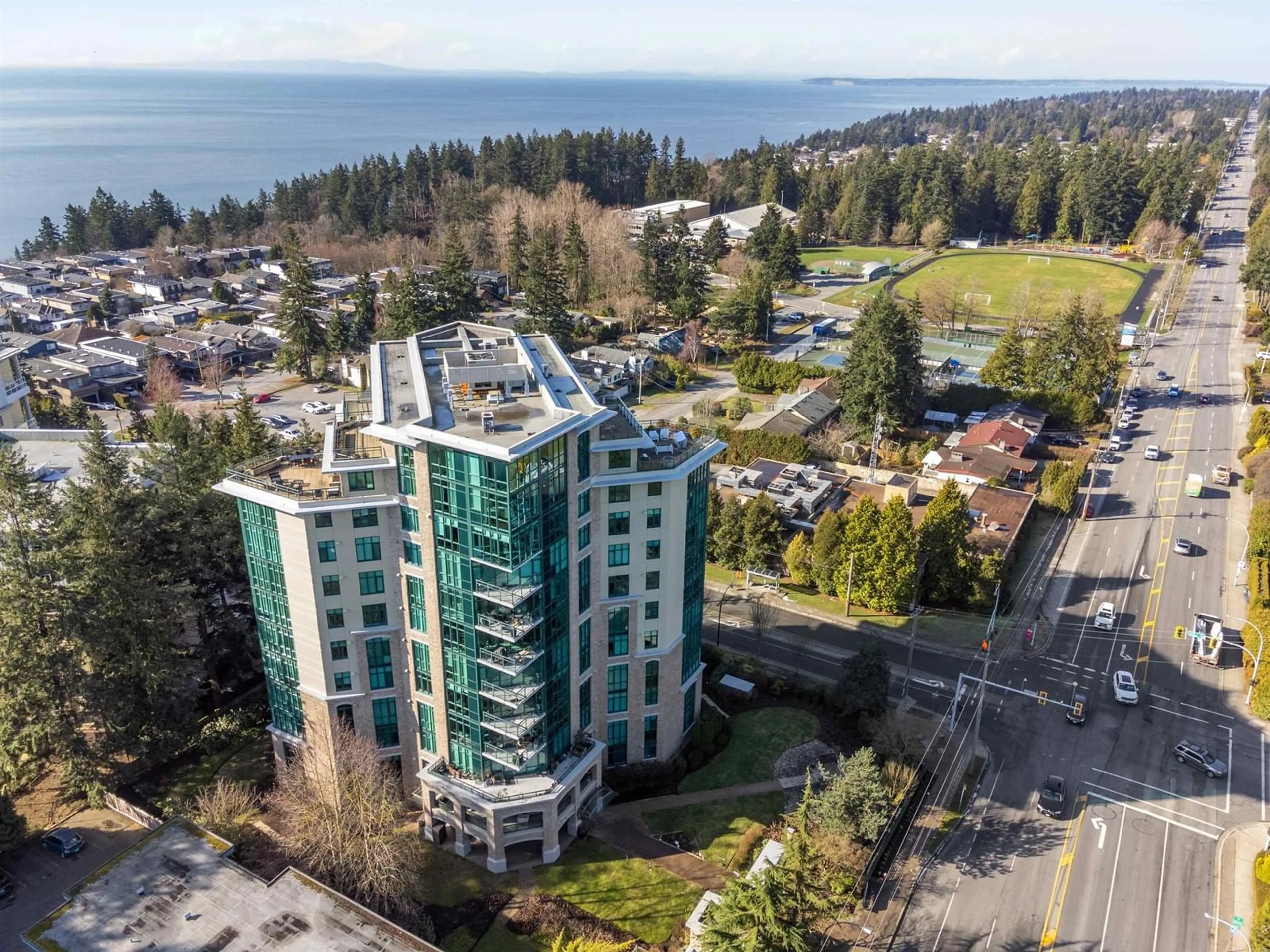 A pic from outside/outdoor area/front of a property/back of a property/a pic from drone, unknown for 903 14824 NORTH BLUFF ROAD, White Rock British Columbia V4B3E2