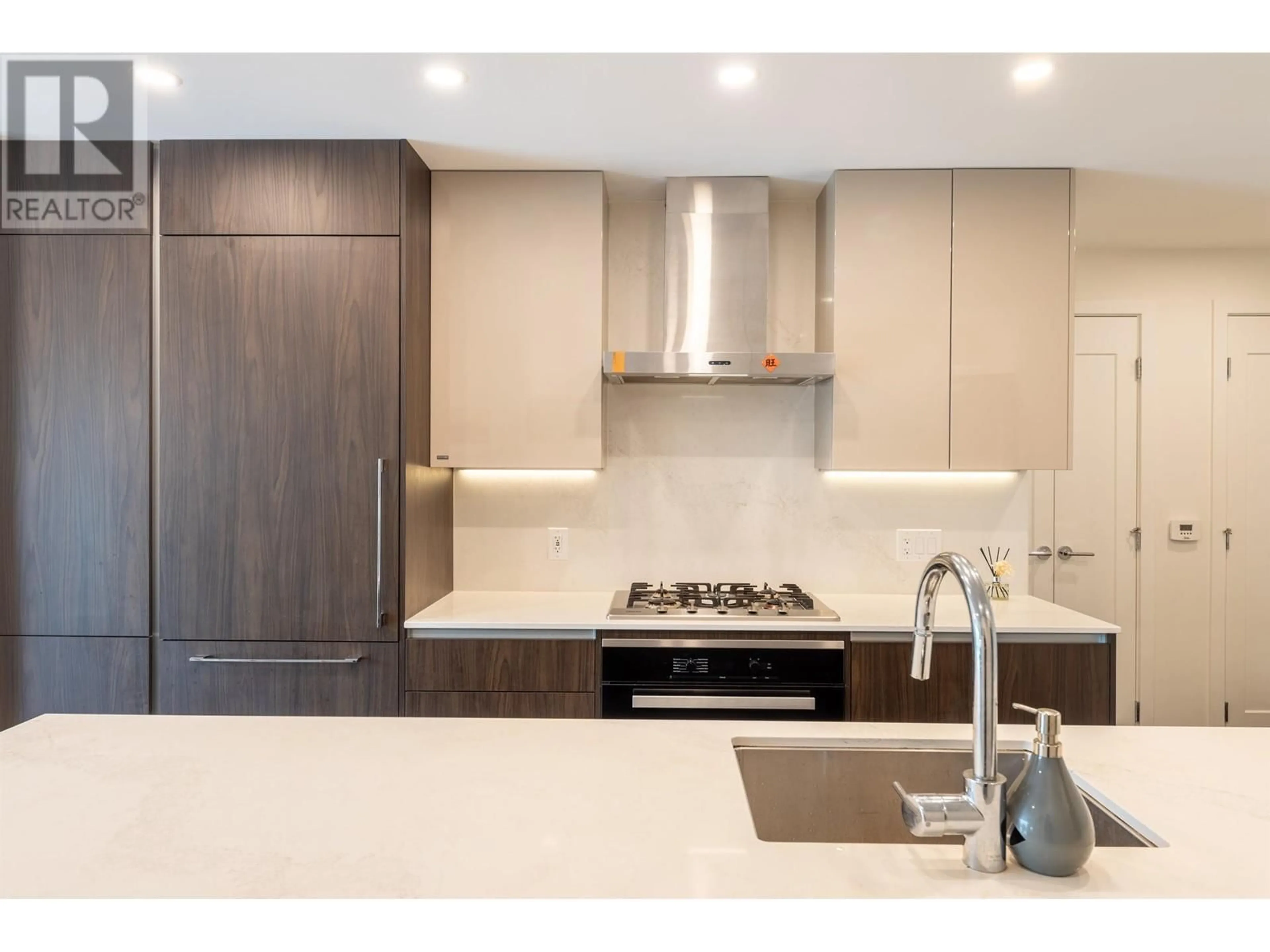 Contemporary kitchen, unknown for 202 477 W 59TH AVENUE, Vancouver British Columbia V5X1X4