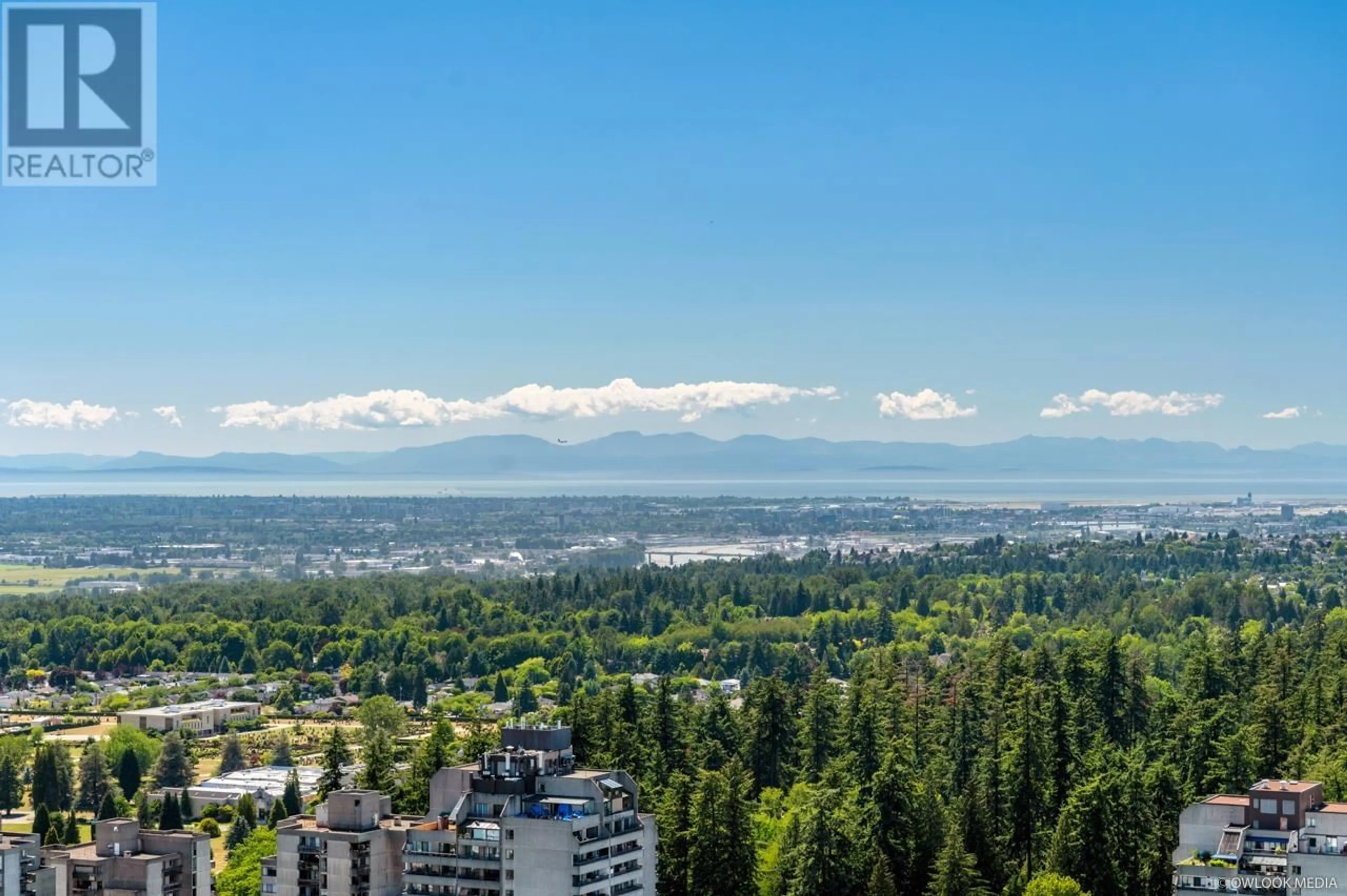 A pic from outside/outdoor area/front of a property/back of a property/a pic from drone, mountain view for 3204 6463 SILVER AVENUE, Burnaby British Columbia V5H0K4