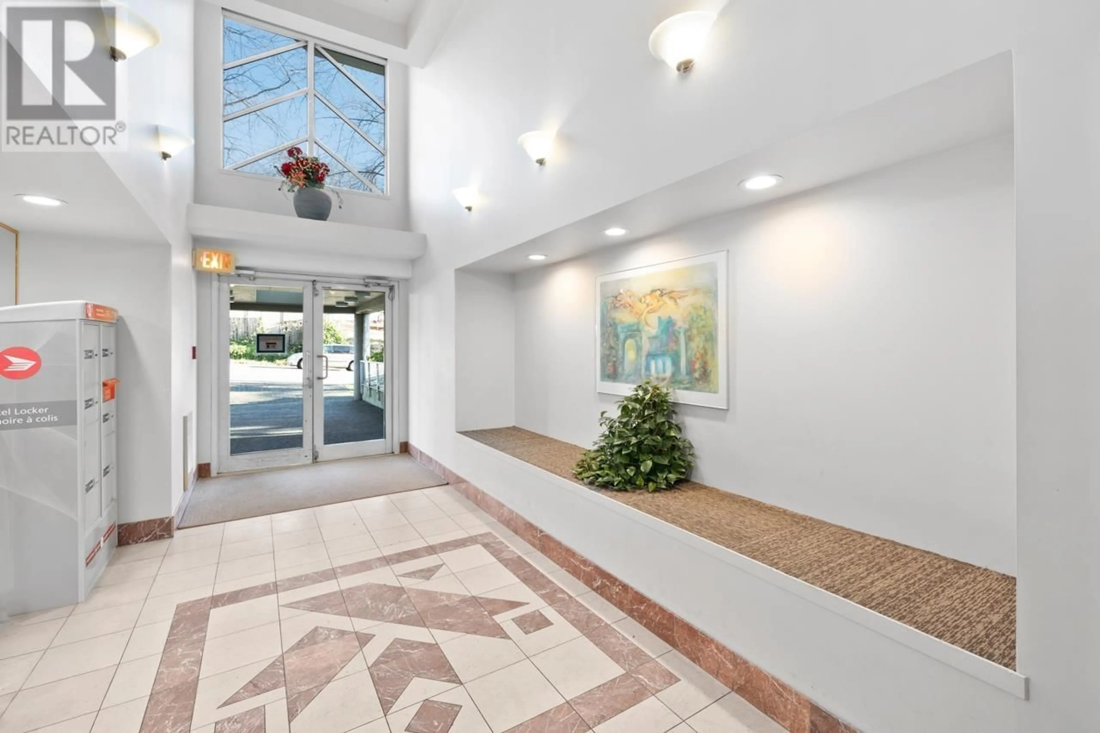 Indoor foyer for 204 412 TWELFTH STREET, New Westminster British Columbia V3M6R2