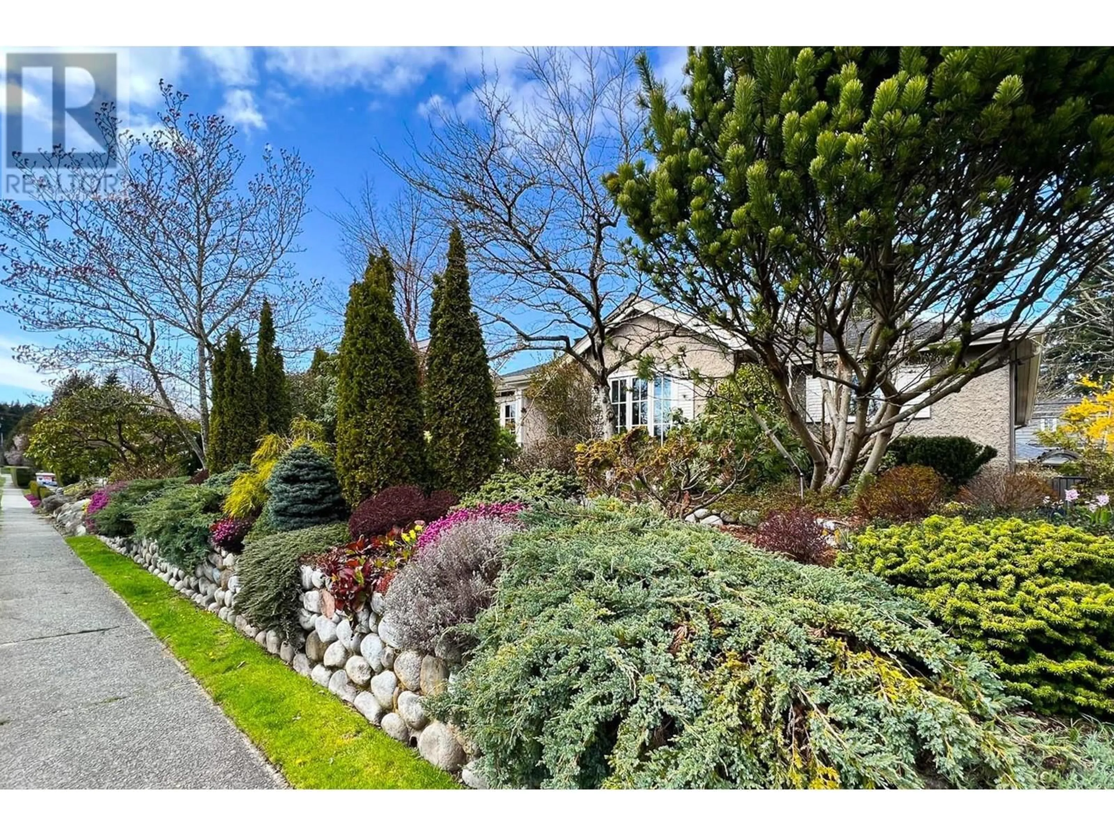 A pic from outside/outdoor area/front of a property/back of a property/a pic from drone, street for 4755 W 7TH AVENUE, Vancouver British Columbia V6T1C7