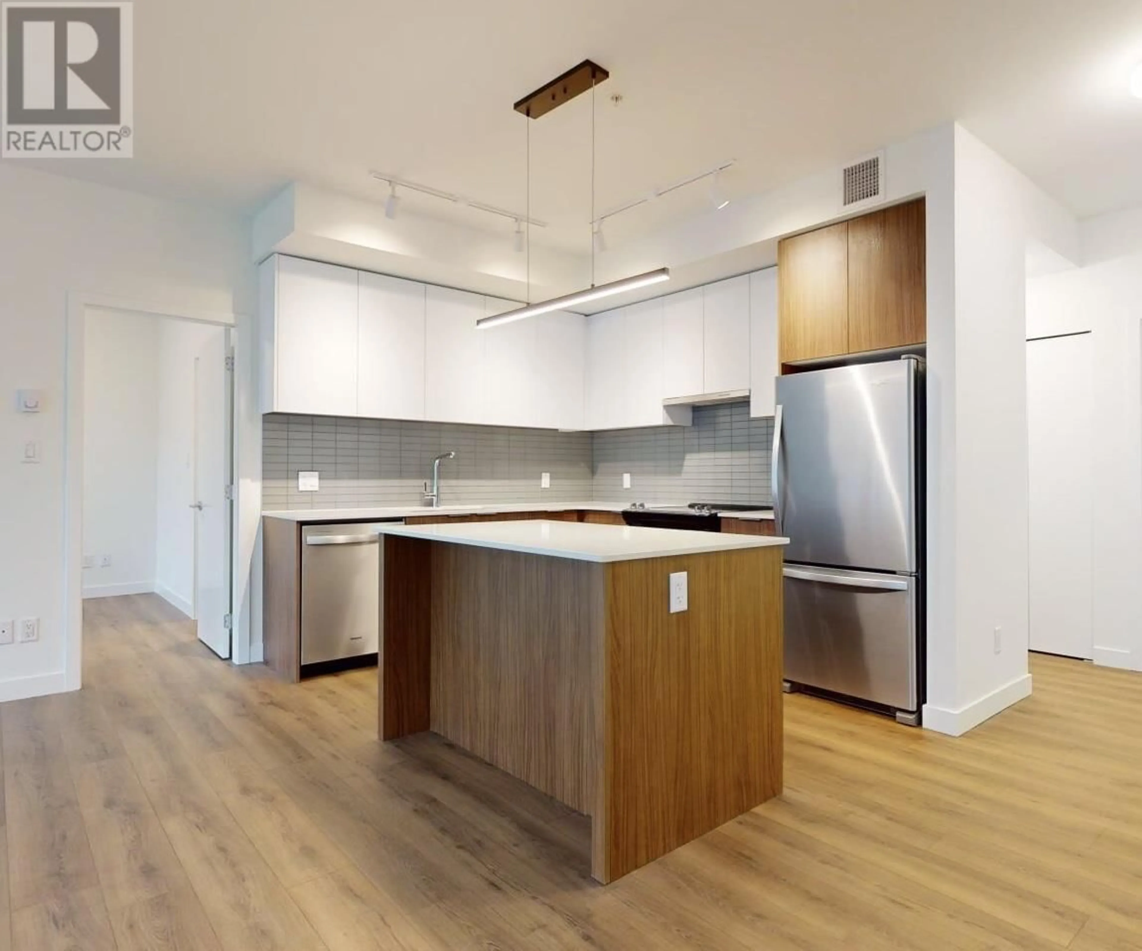 Open concept kitchen, wood/laminate floor for 407 - 1365 VICTORIA STREET, Squamish British Columbia V8B0C3