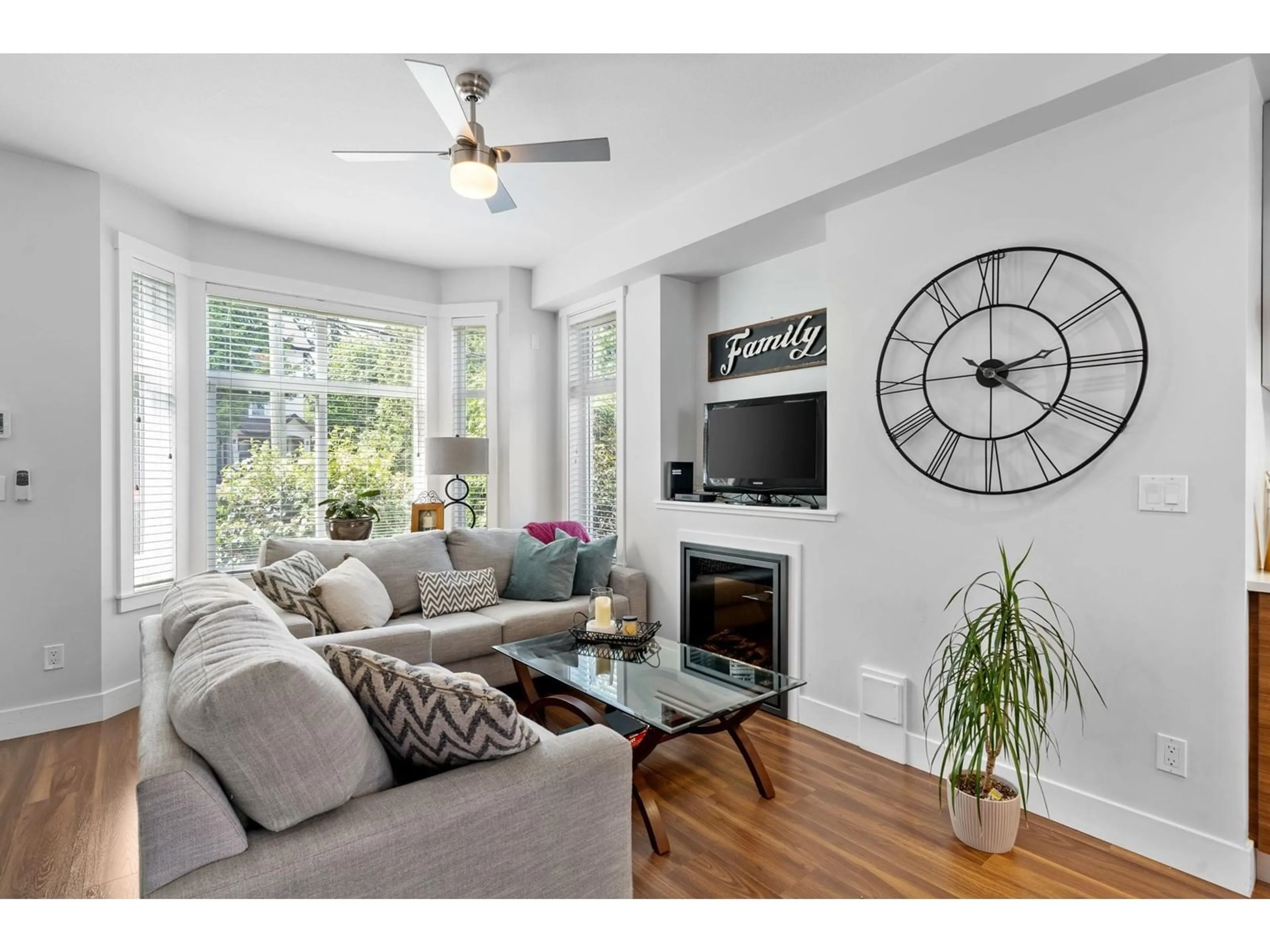 Living room with furniture, wood/laminate floor for 40 14433 60 AVENUE, Surrey British Columbia V3S1R4