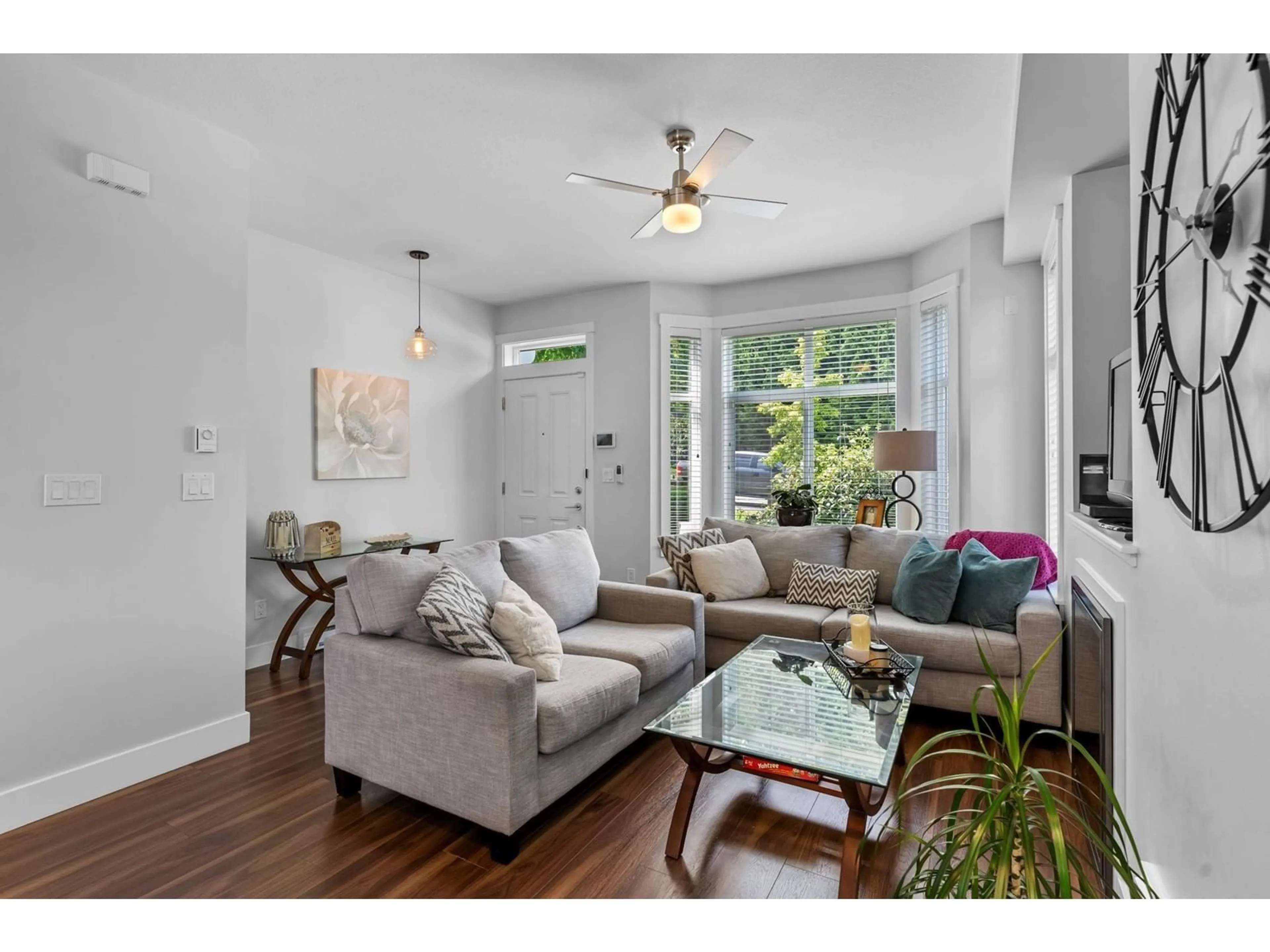 Living room with furniture, wood/laminate floor for 40 14433 60 AVENUE, Surrey British Columbia V3S1R4