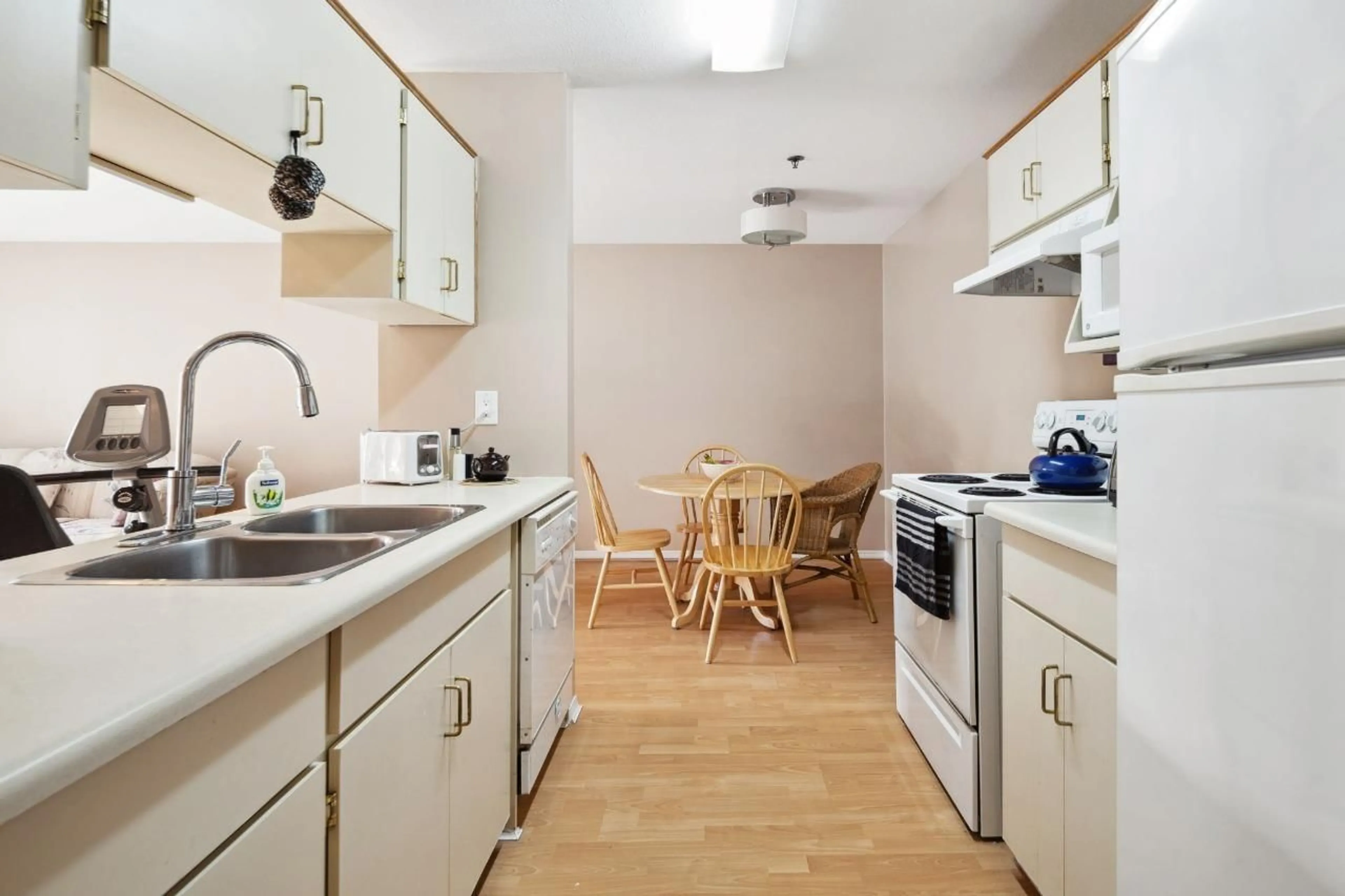 Standard kitchen, unknown for 204 2130 MCKENZIE ROAD, Abbotsford British Columbia V2S3Z8