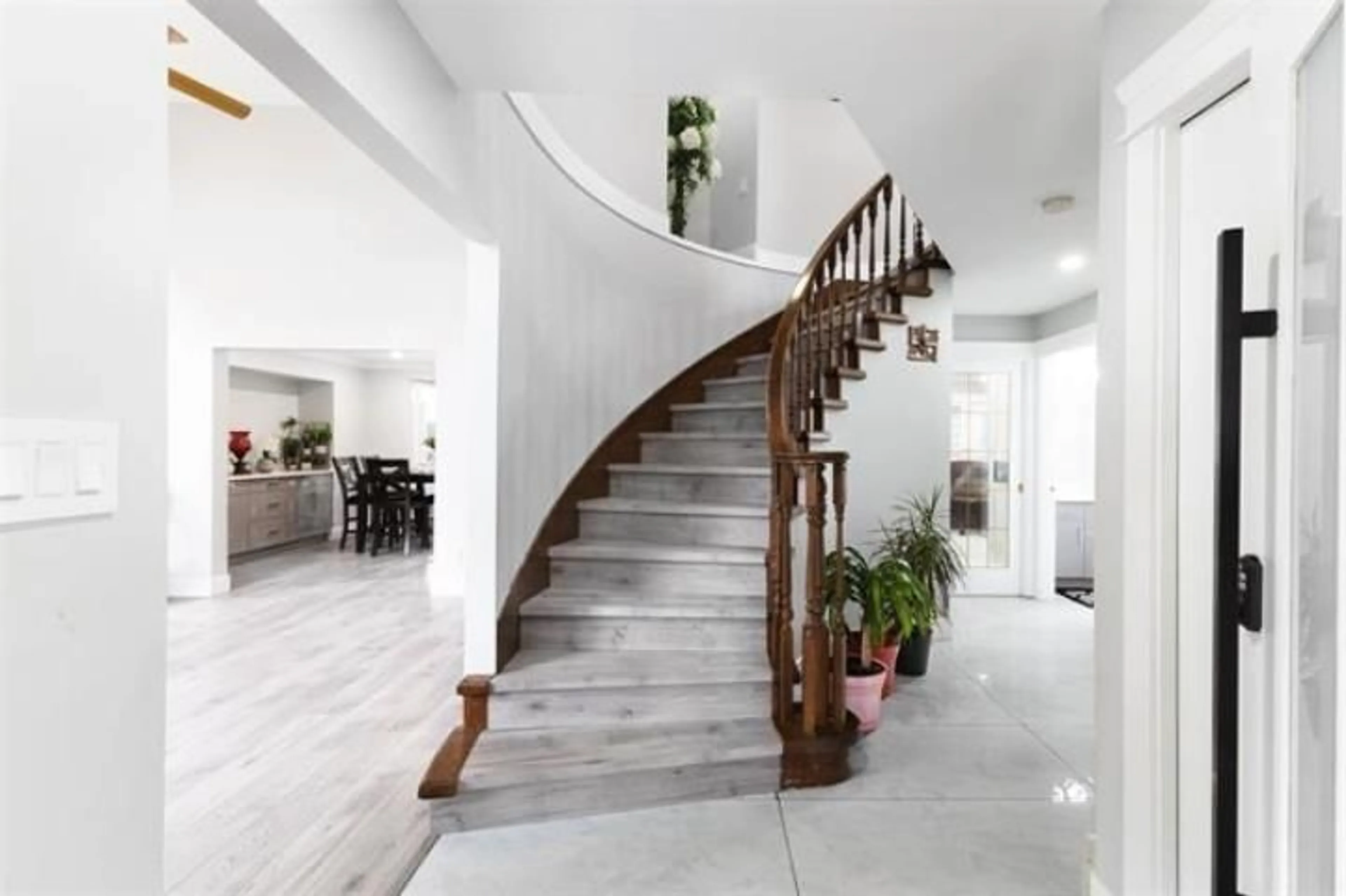 Indoor foyer for 9025 121 STREET, Surrey British Columbia V3V7W9