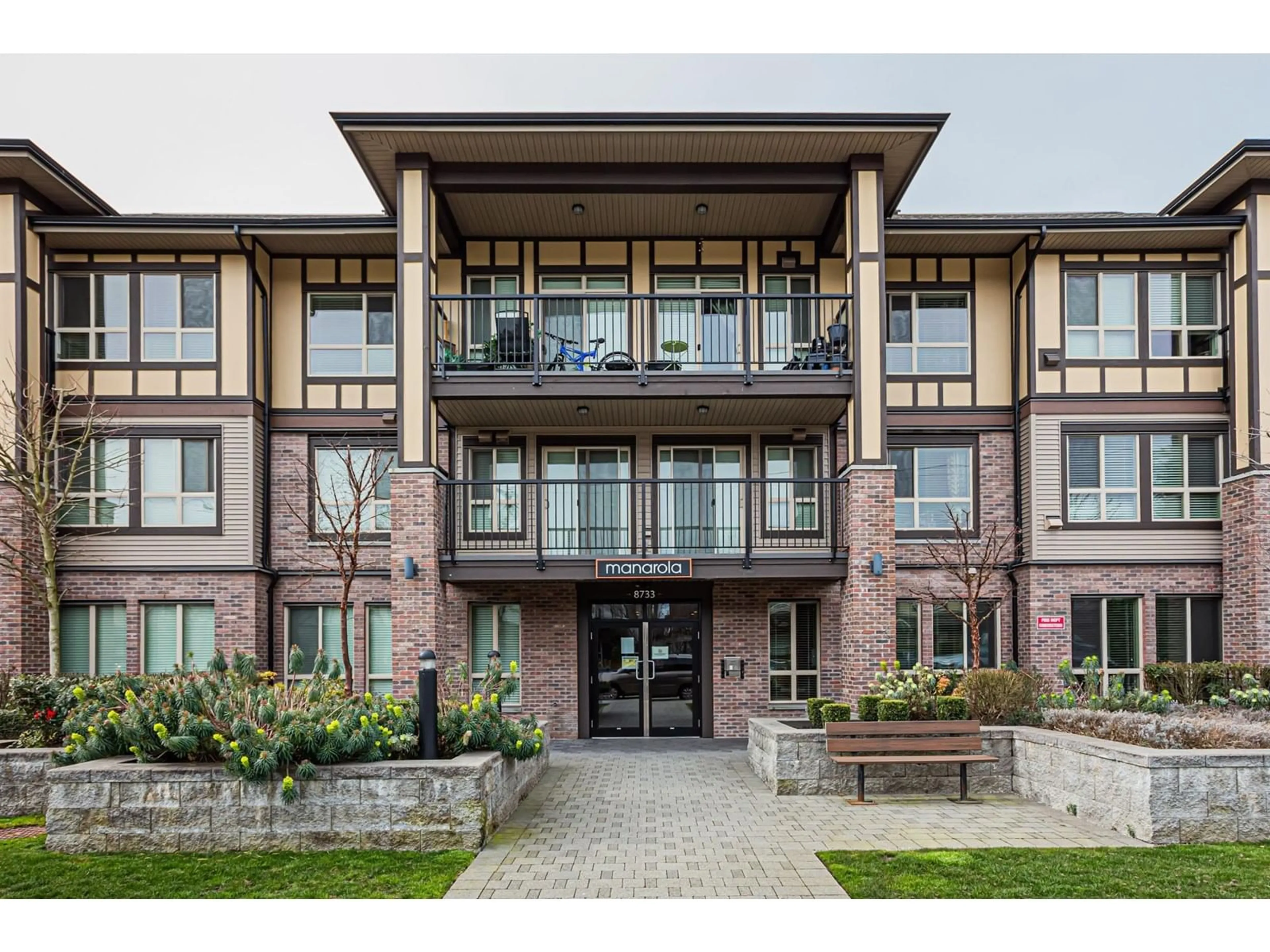 Indoor foyer for 202 8733 160 STREET, Surrey British Columbia V4N1G4