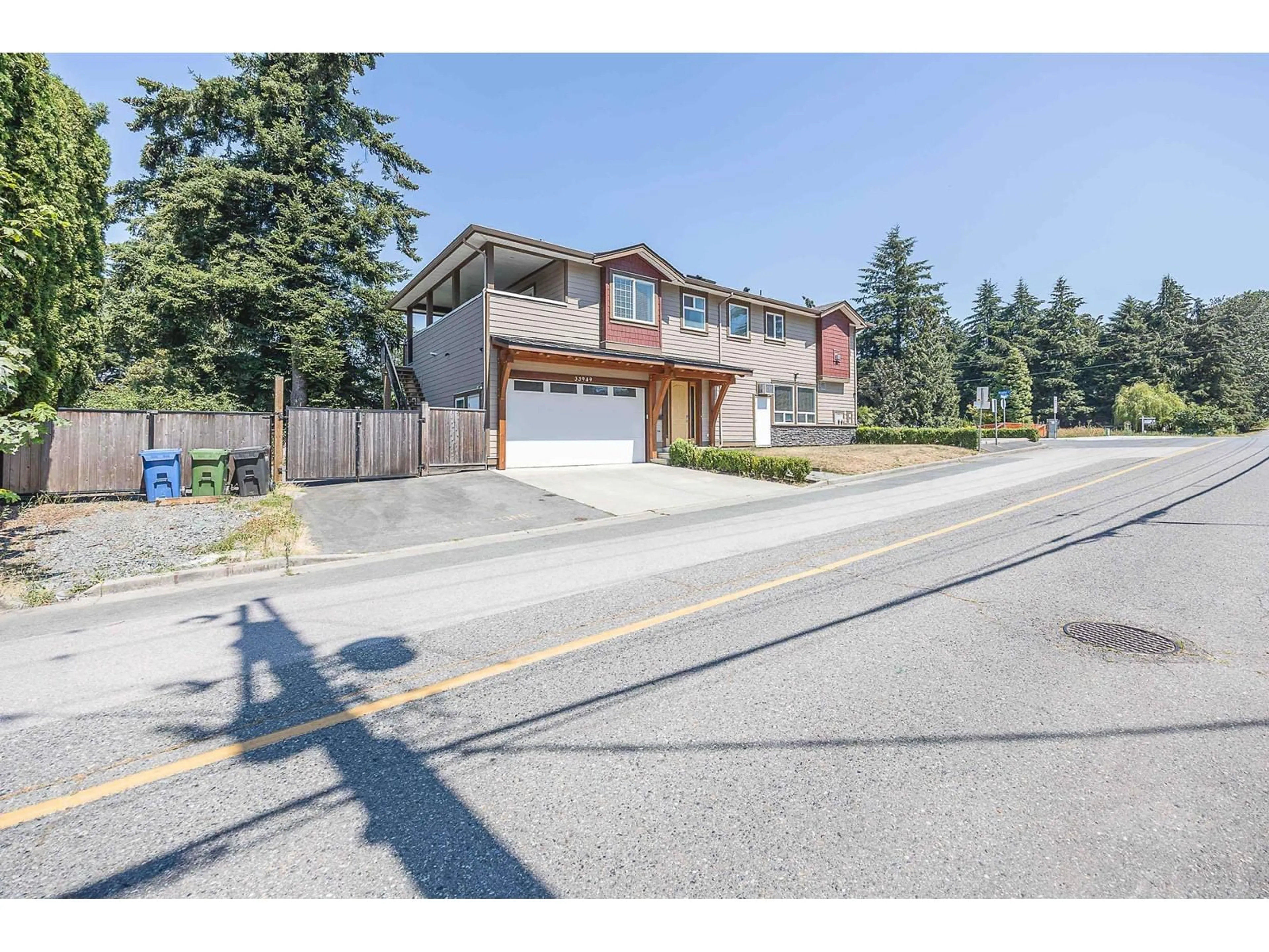 A pic from outside/outdoor area/front of a property/back of a property/a pic from drone, street for 2807 MAPLE STREET, Abbotsford British Columbia V2S3Y9