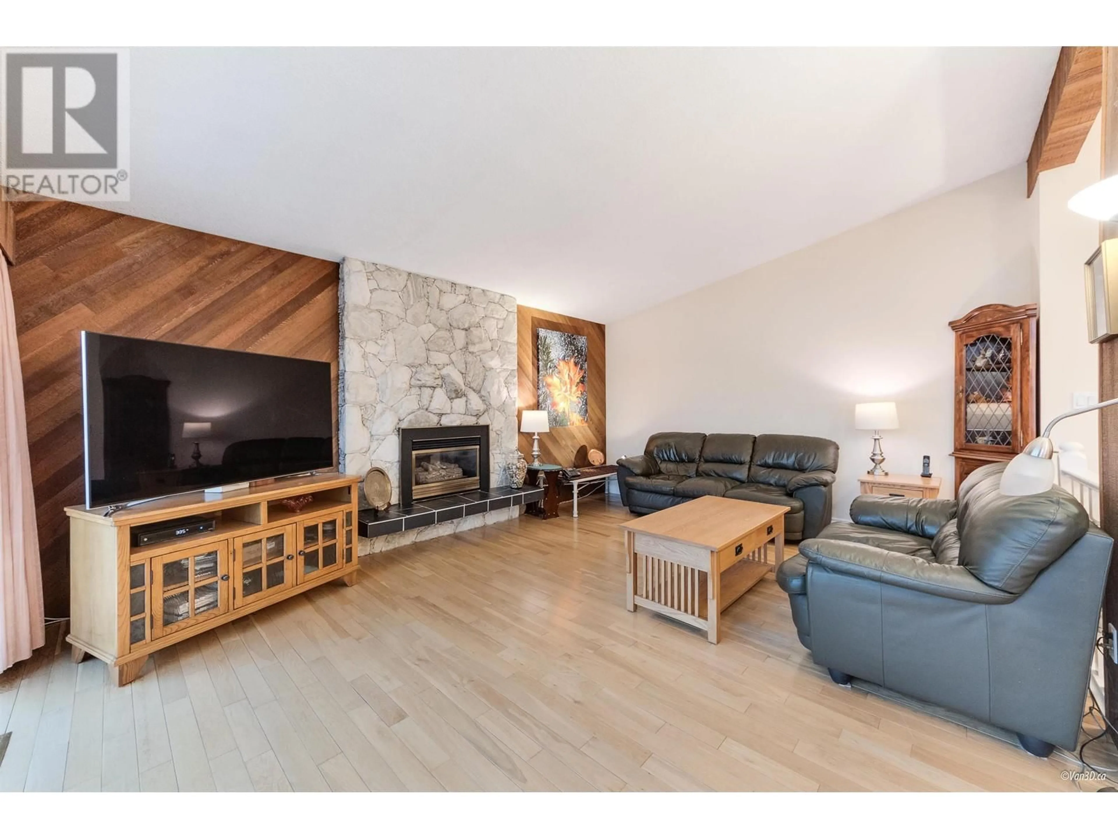 Living room with furniture, wood/laminate floor for 86 WARRICK STREET, Coquitlam British Columbia V3K5L4