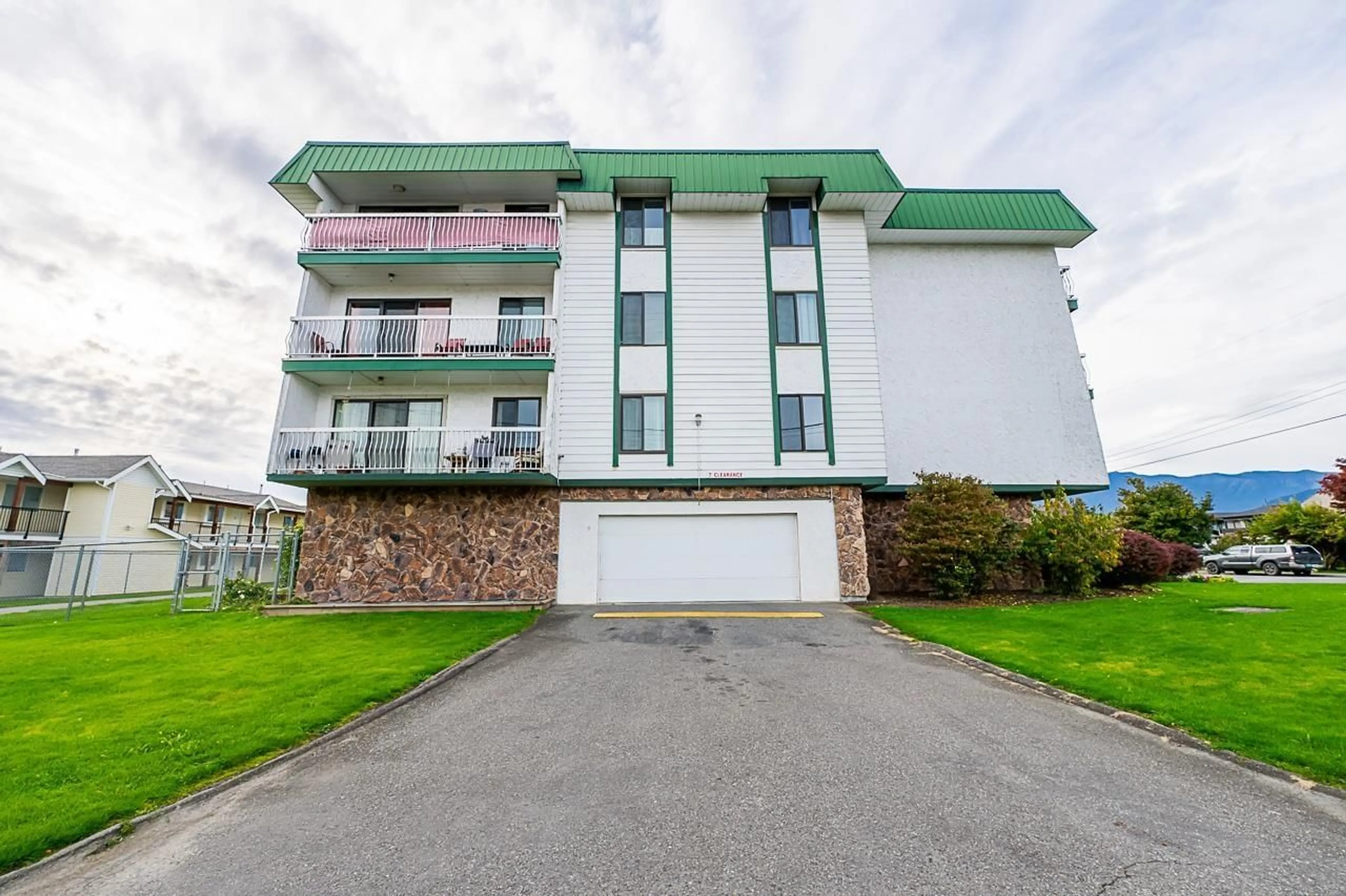 A pic from outside/outdoor area/front of a property/back of a property/a pic from drone, building for 304 - 46374 MARGARET AVENUE, Chilliwack British Columbia V2P2H1
